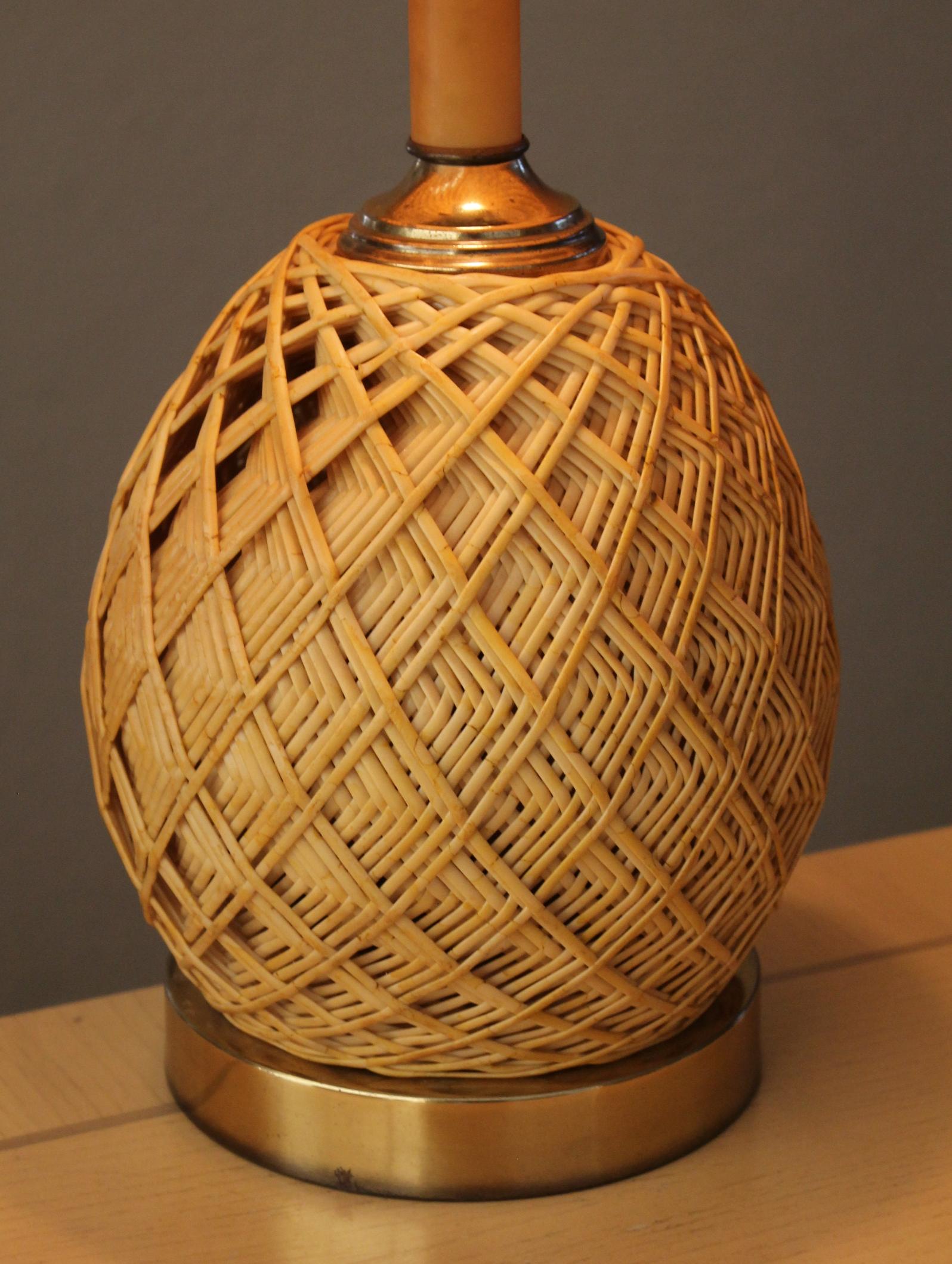 Fait main Magnifique ! Lampe de bureau italienne artisanale en rotin et laiton des années 1970, décorée par MCM en vente