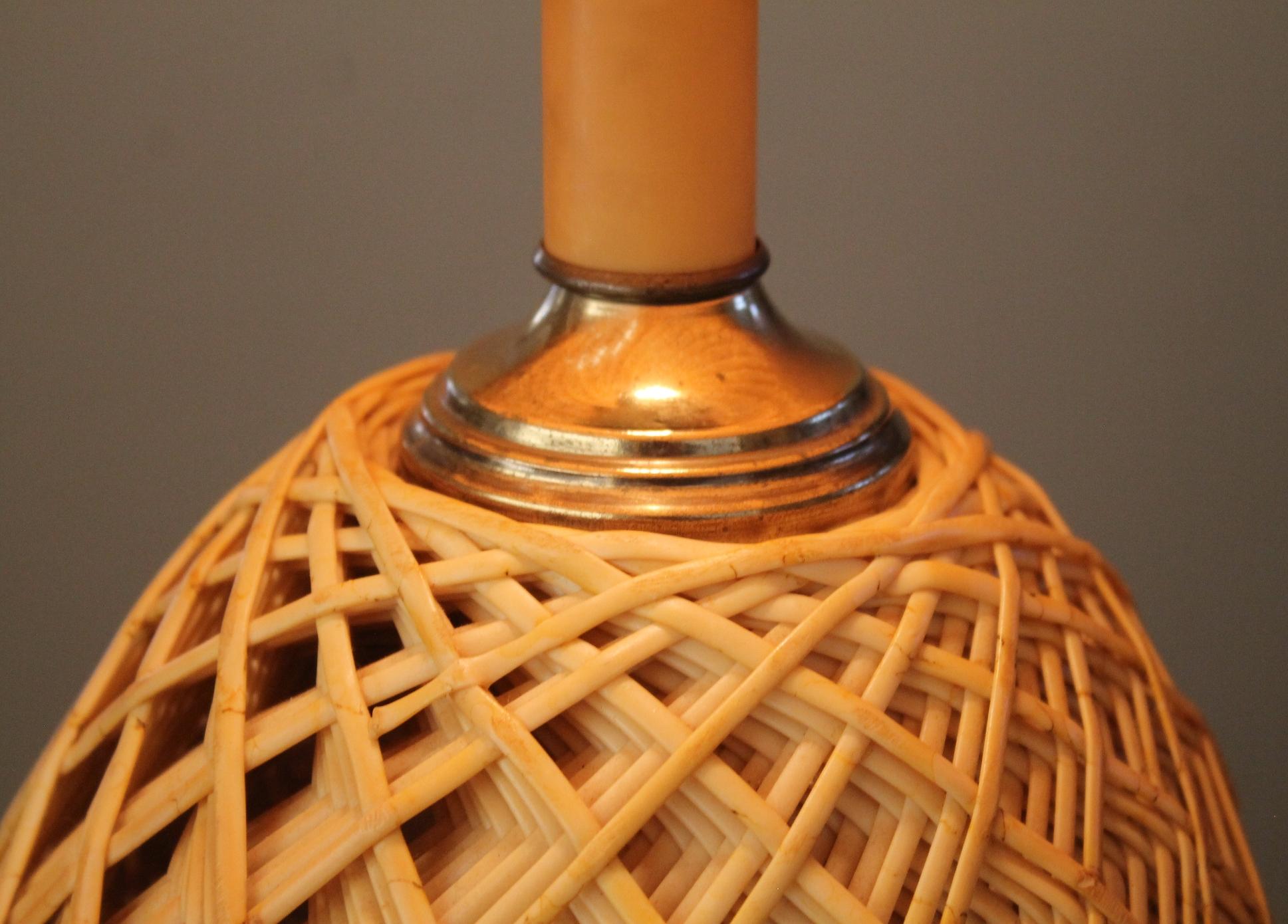 Magnifique ! Lampe de bureau italienne artisanale en rotin et laiton des années 1970, décorée par MCM Bon état - En vente à Peoria, AZ