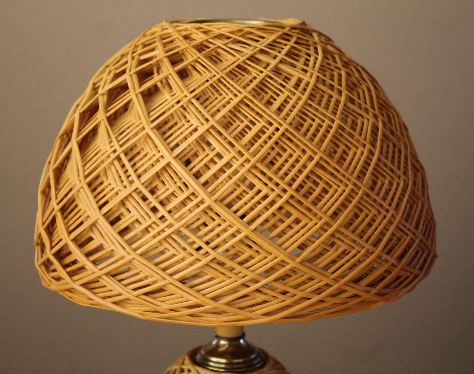 Rotin Magnifique ! Lampe de bureau italienne artisanale en rotin et laiton des années 1970, décorée par MCM en vente