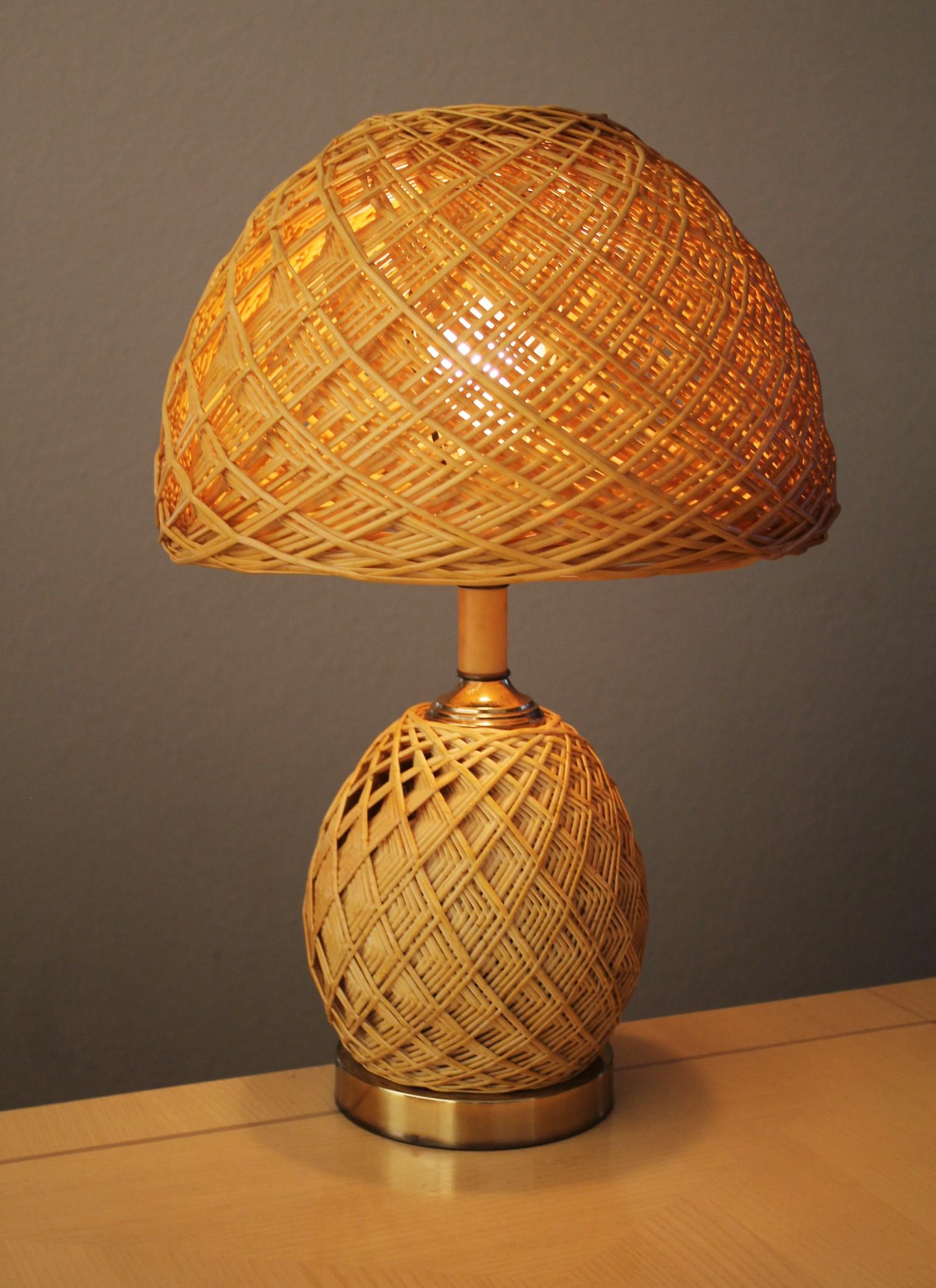 Magnifique ! Lampe de bureau italienne artisanale en rotin et laiton des années 1970, décorée par MCM en vente 1