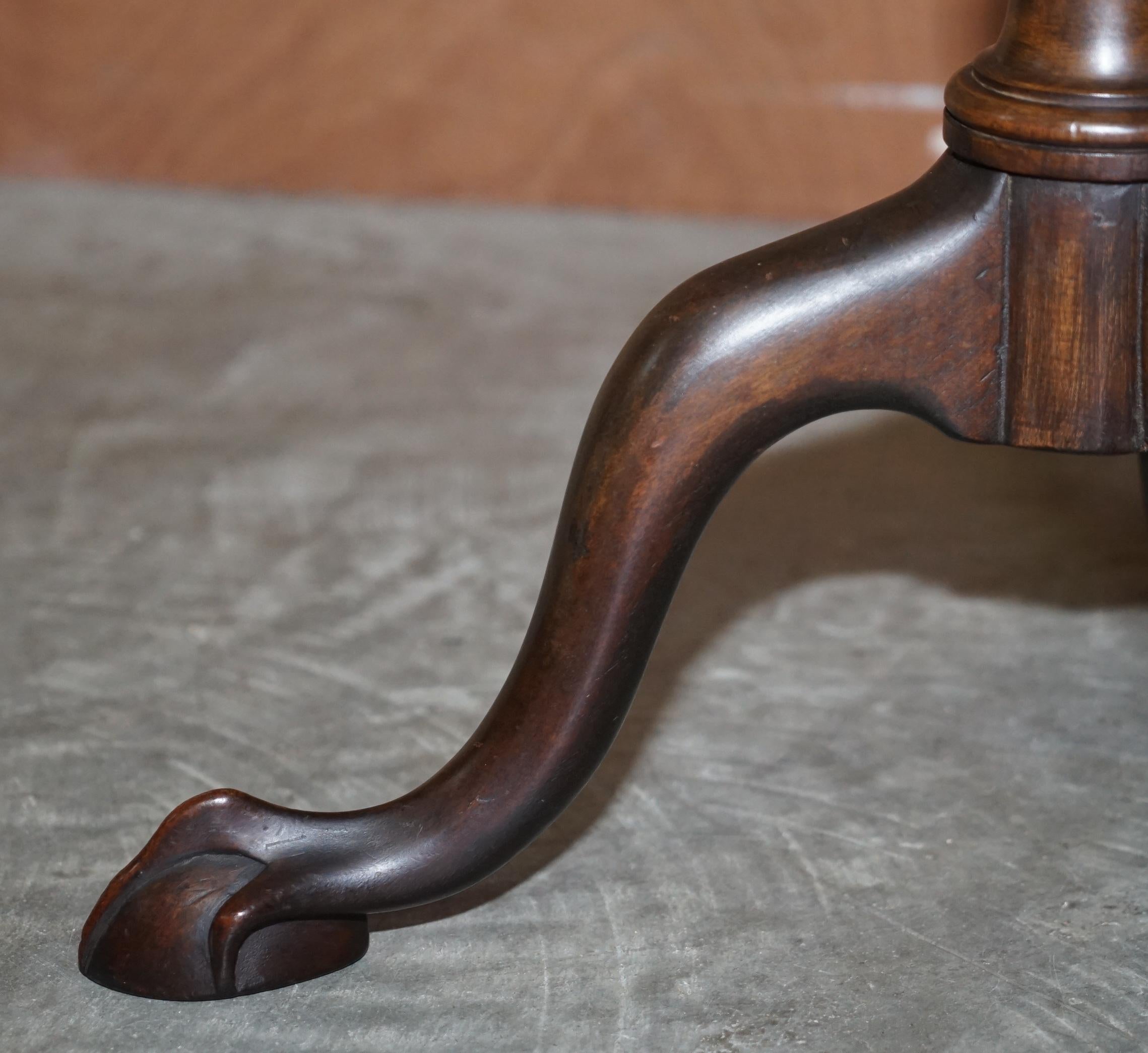 Table d'appoint en bois de feuillus ancien à griffes et boules d'après Gillows of Lancaster en vente 5