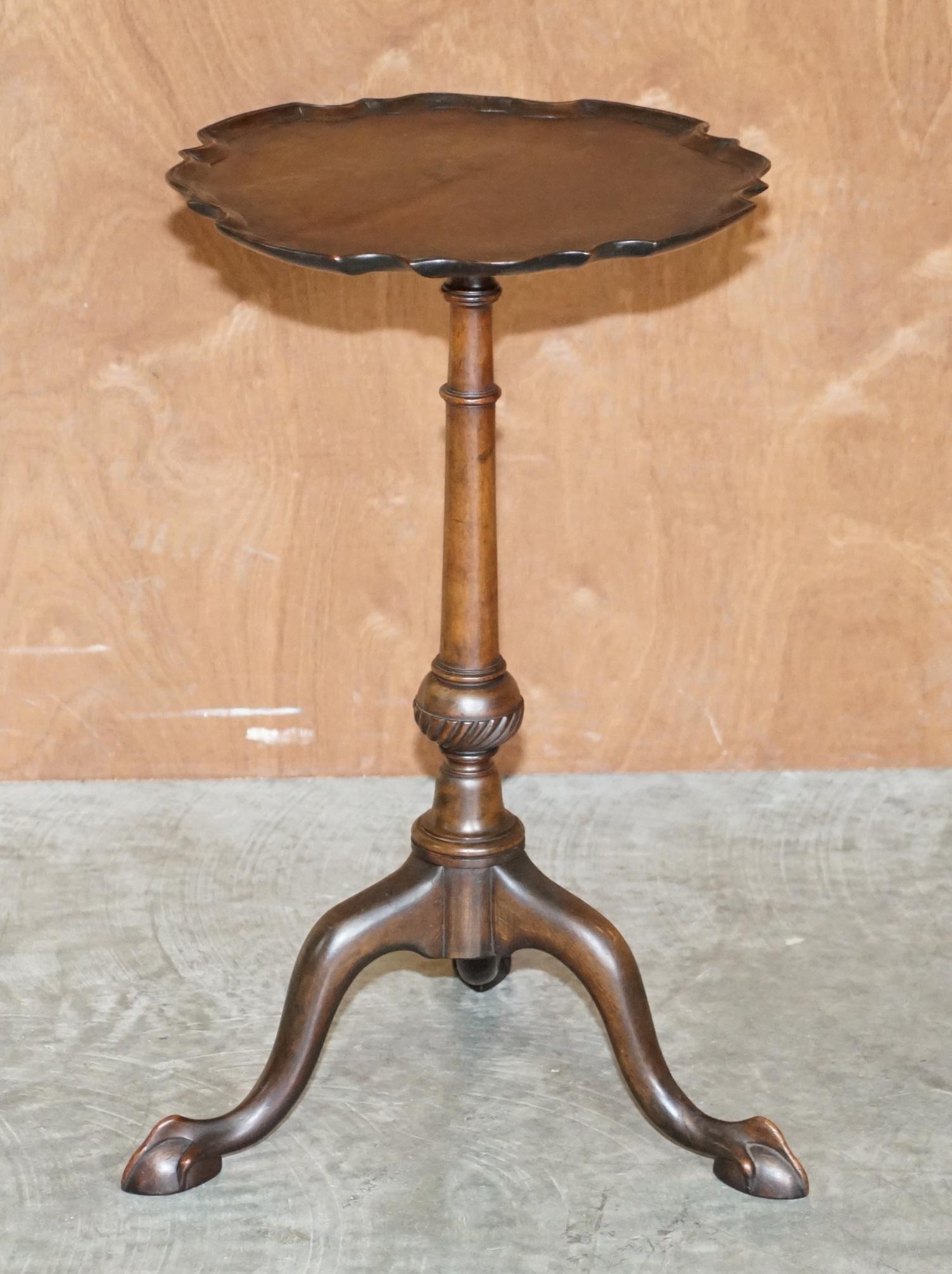 we are delighted to offer this very fine antique mahogany pie crust edge tripod table after the original by Gillow's of Lancaster 

A very good looking well made and decorative piece, it sits beautifully in any setting and is very unitarian. This
