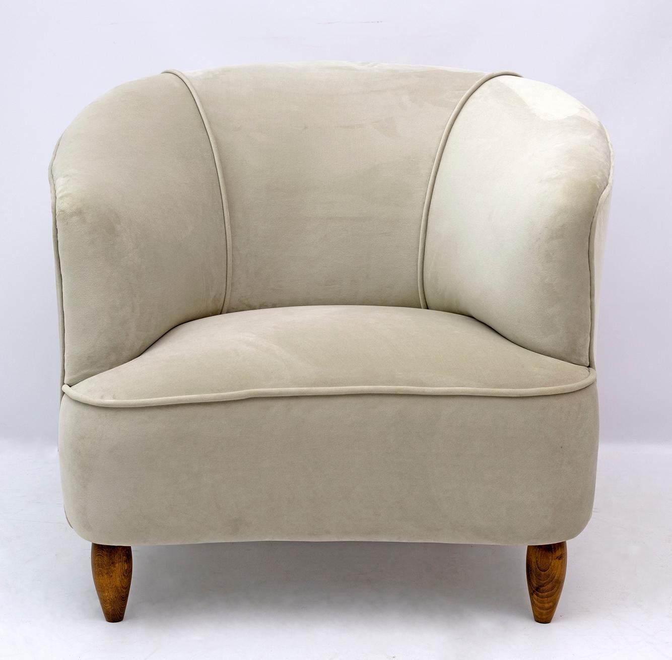 Armchair designed by Gio Ponti and produced by Casa e Giardino in 1936.
The armchair has been restored and upholstered in velvet.r.