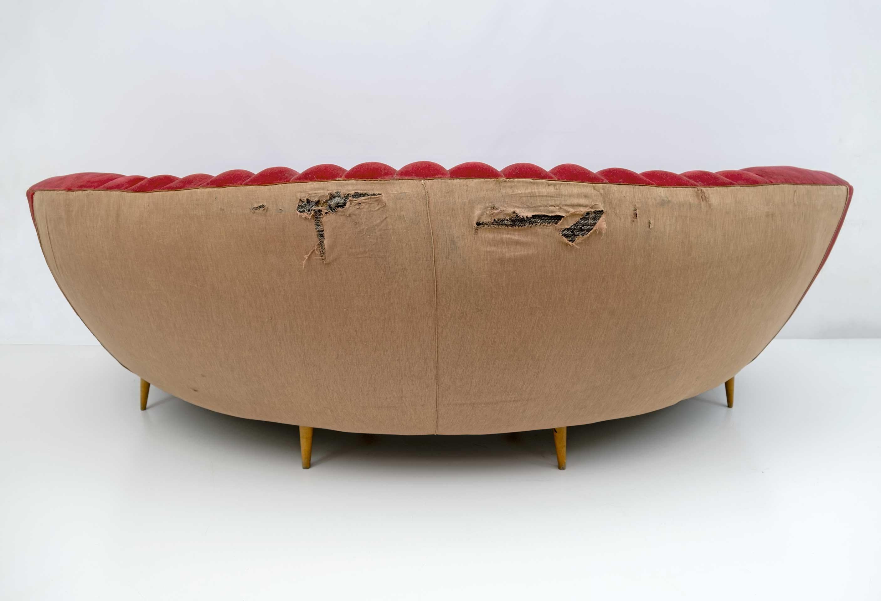 After Gio Ponti Mid-Century Modern Italian Curved Sofa by ISA Bergamo, 50s For Sale 2