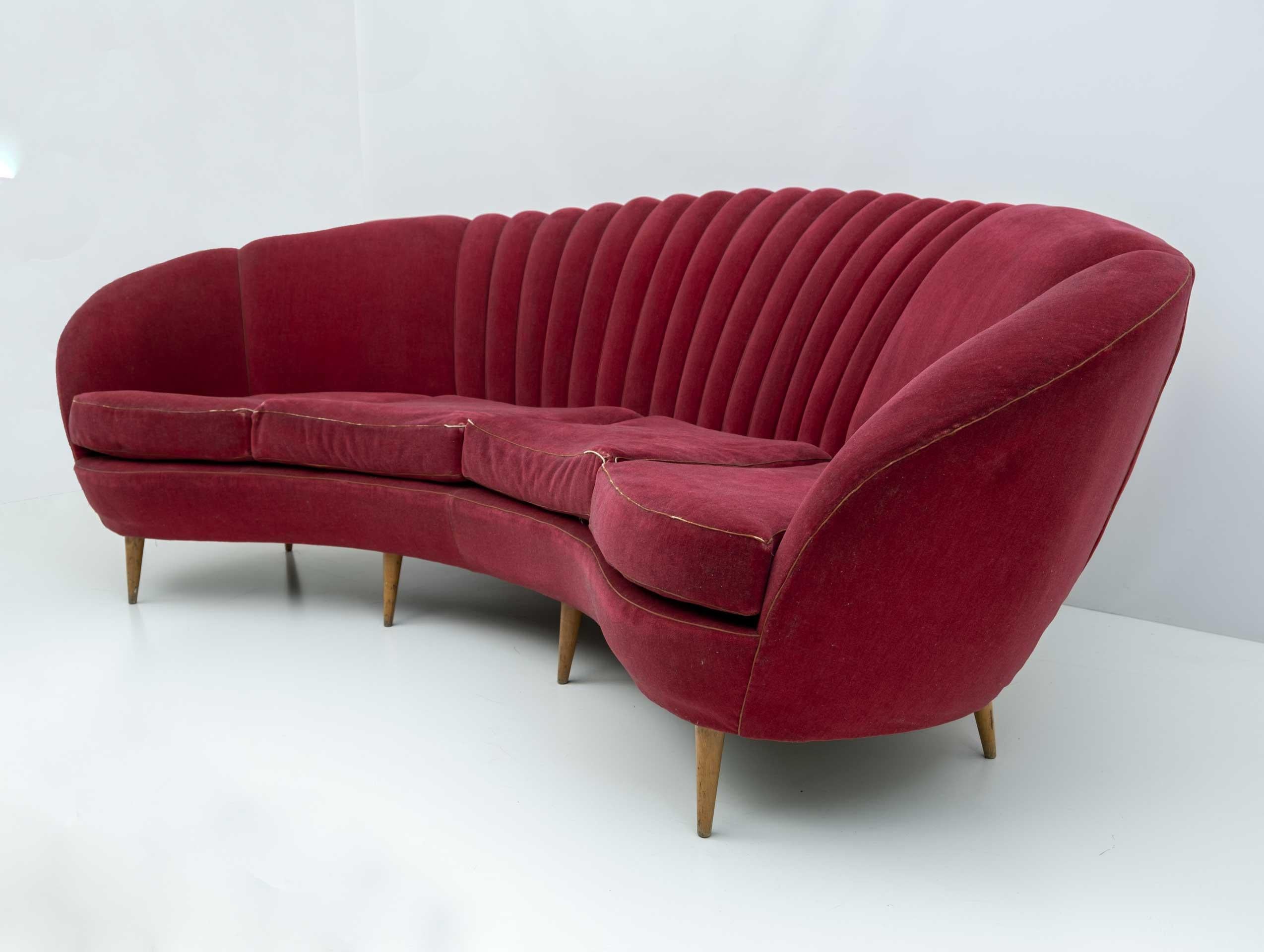 Nach Gio Ponti Mitte des Jahrhunderts Modernes italienisches geschwungenes Sofa von ISA Bergamo, 50er Jahre (Italienisch) im Angebot