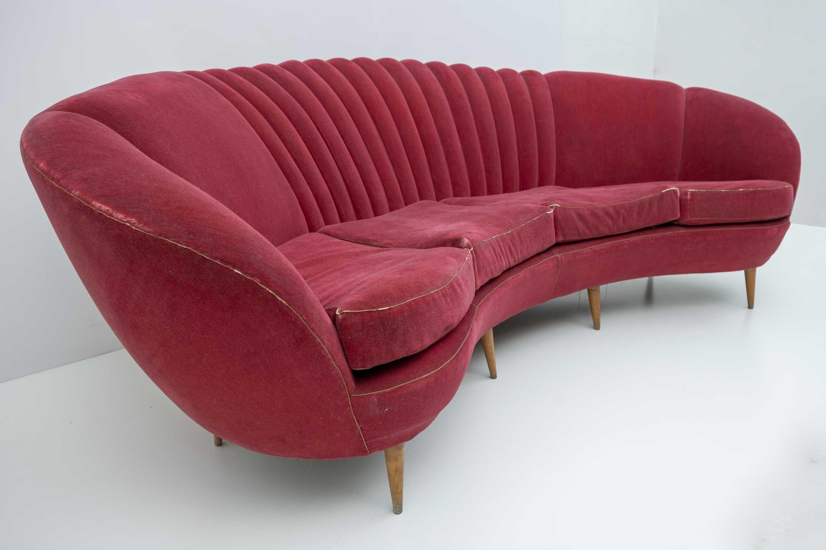 Nach Gio Ponti Mitte des Jahrhunderts Modernes italienisches geschwungenes Sofa von ISA Bergamo, 50er Jahre im Zustand „Gut“ im Angebot in Puglia, Puglia