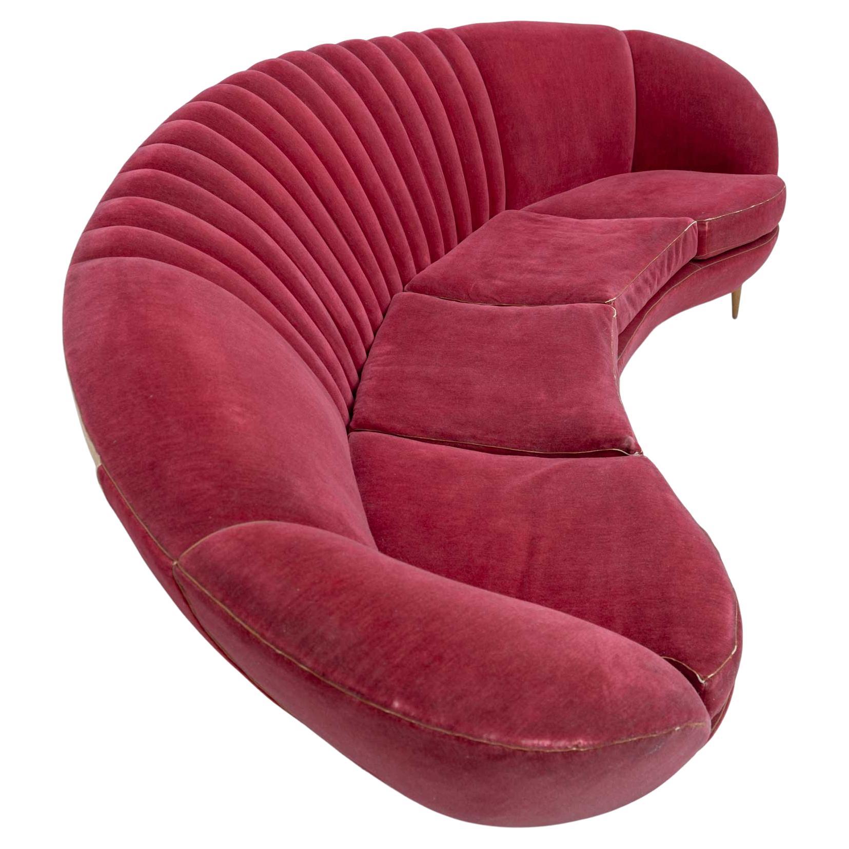 Canapé modèle Daisy avec dossier large et confortable, pied en hêtre conique, bon état du padding, coussins avec ressorts.
Le velours est d'origine de l'époque mais une nouvelle tapisserie est recommandée.
Conçu par Gio Ponti et produit par