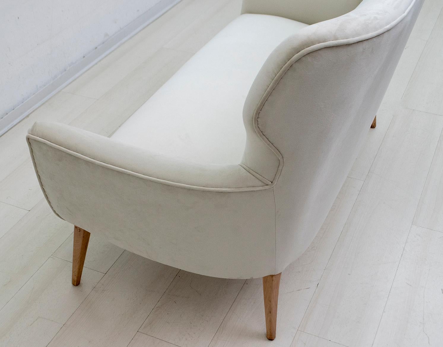 After Gio Ponti Mid-Century Modern Italian Velvet Small Sofa, 1950s For Sale 4