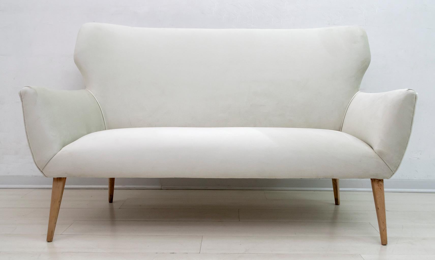 Italienisches Mid-Century Modern-Sofa aus Samt von Gio Ponti, 1950er Jahre (Moderne der Mitte des Jahrhunderts) im Angebot