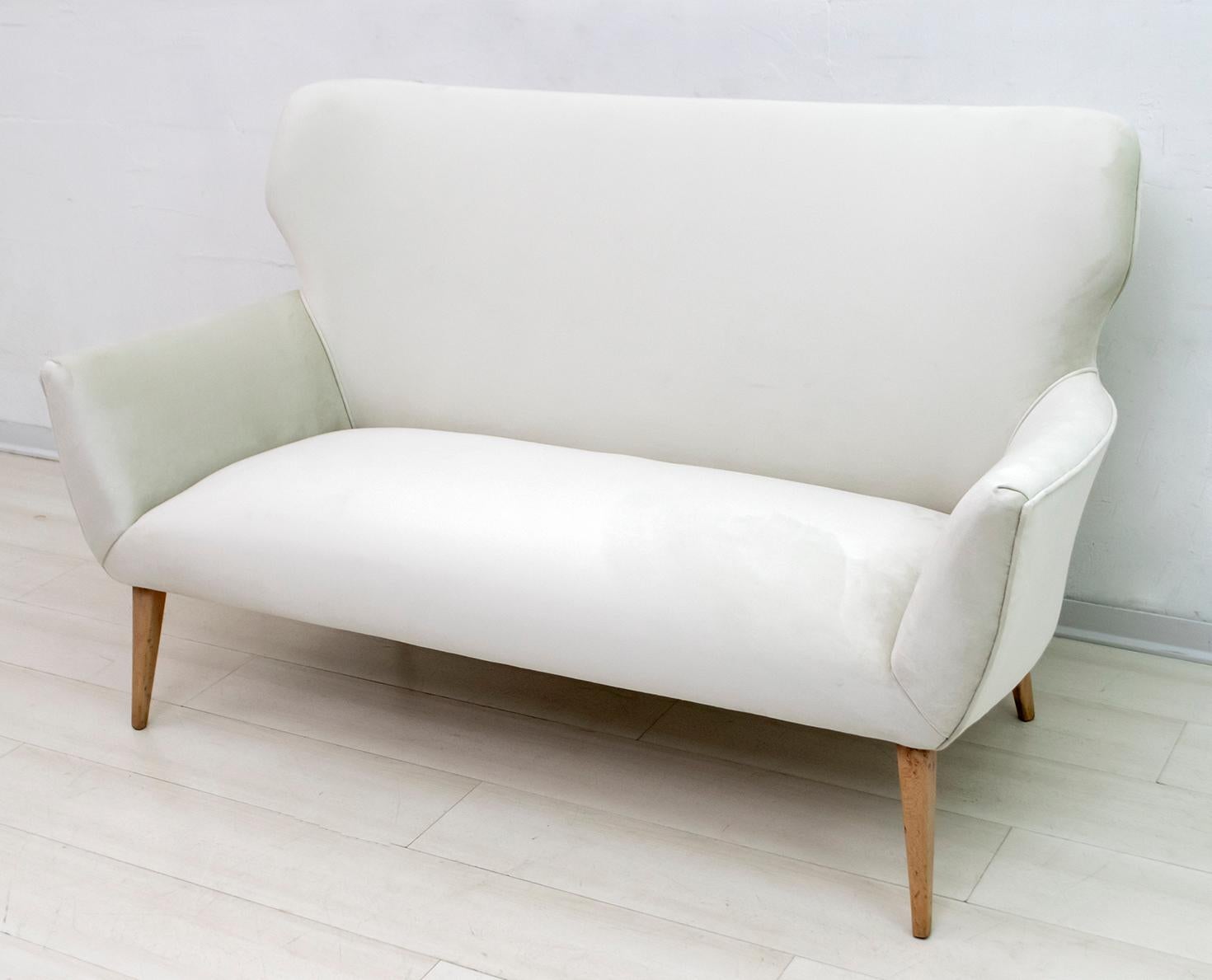Italienisches Mid-Century Modern-Sofa aus Samt von Gio Ponti, 1950er Jahre im Zustand „Gut“ im Angebot in Puglia, Puglia