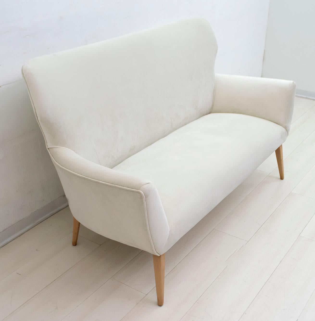 After Gio Ponti Mid-Century Modern Italian Velvet Small Sofa, 1950s In Good Condition For Sale In Puglia, Puglia
