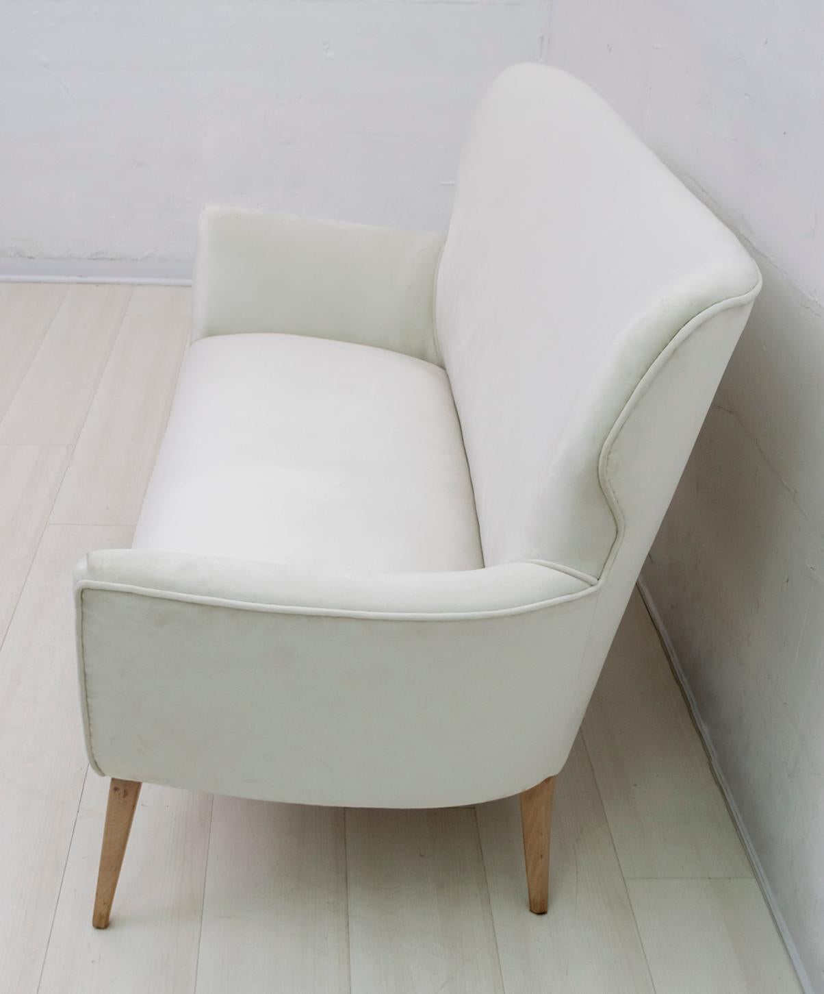 After Gio Ponti Mid-Century Modern Italian Velvet Small Sofa, 1950s For Sale 1