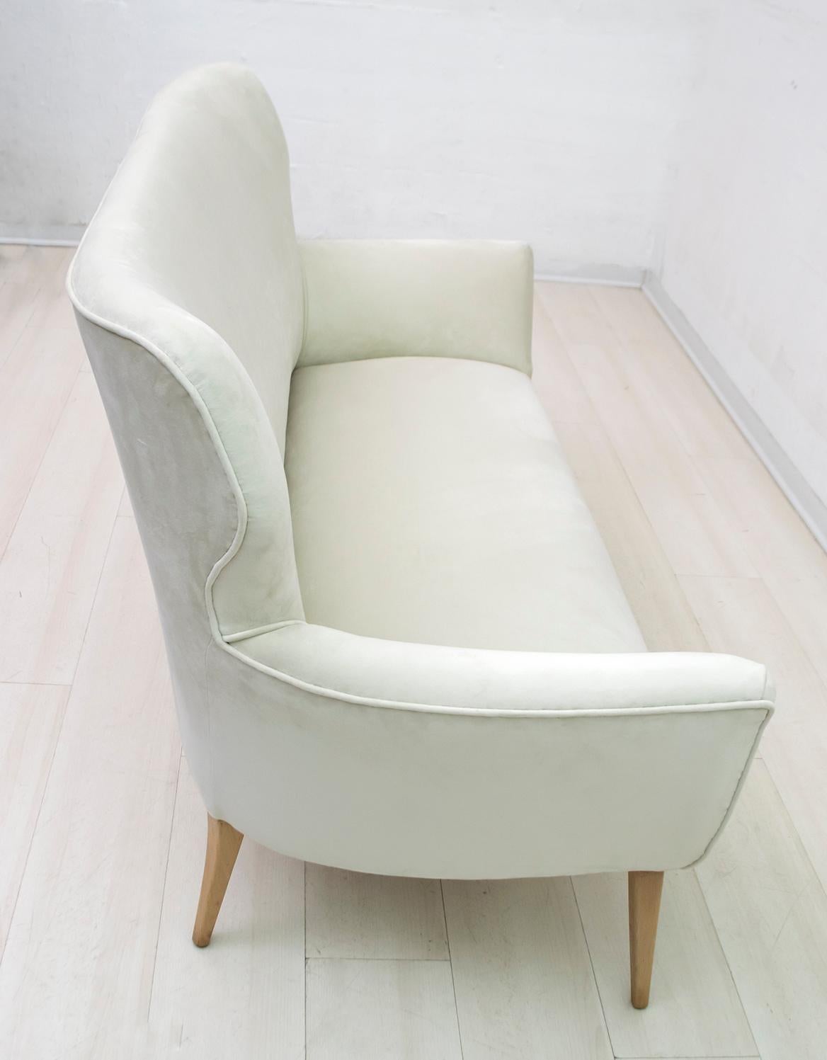After Gio Ponti Mid-Century Modern Italian Velvet Small Sofa, 1950s For Sale 3