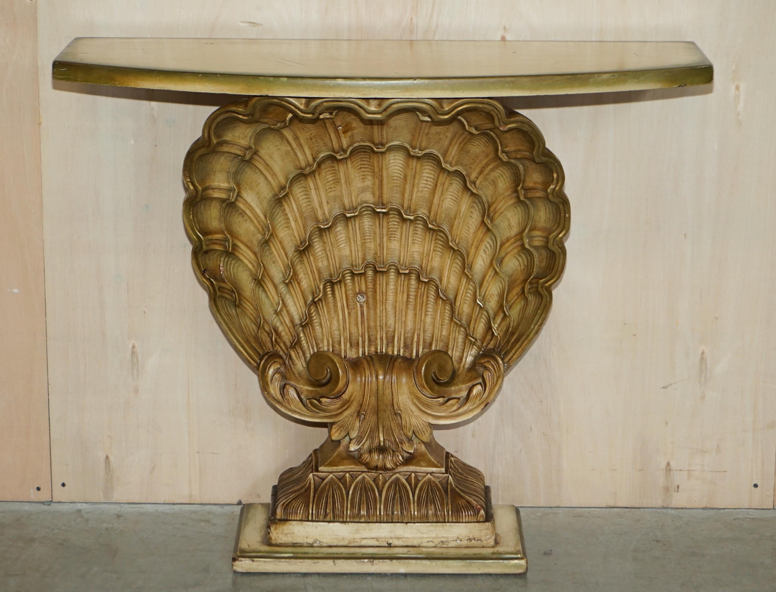 Nous sommes ravis d'offrir à la vente cette très belle table console en coquillage du milieu du siècle, d'après l'original de Groult.

Une table console décorative de collection et de bonne facture, je l'ai trouvée dans un magasin d'antiquités