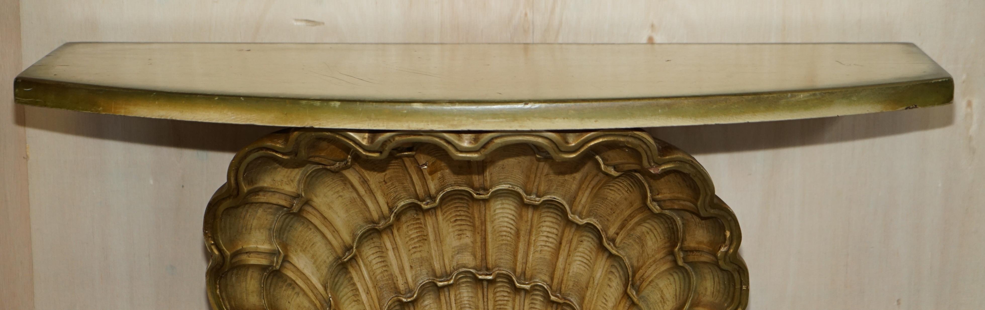 Mid-Century Modern Table console en plâtre doré d'après Groult Mid Century circa 1960 Sea Clamp Shell en vente