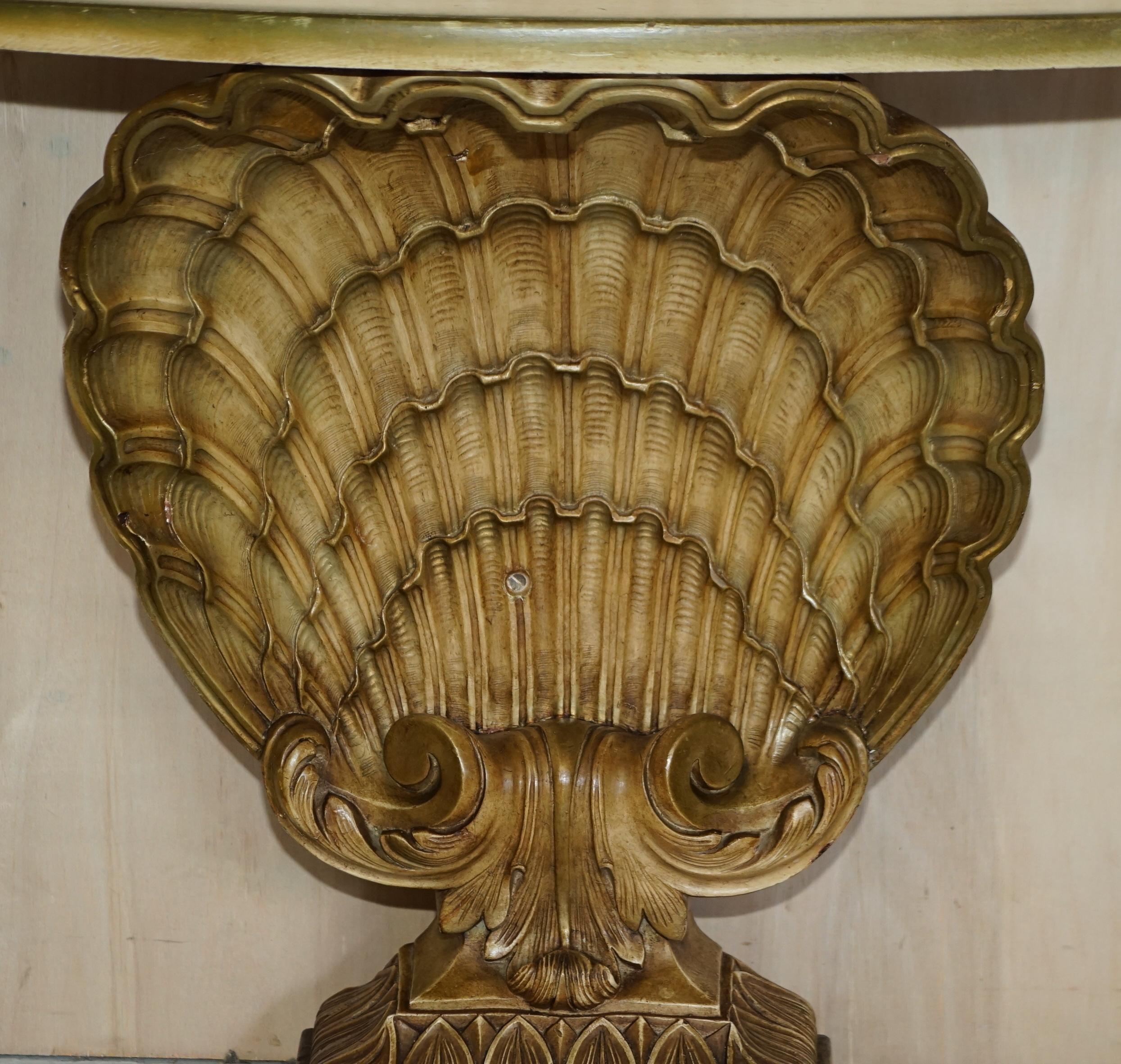 Belge Table console en plâtre doré d'après Groult Mid Century circa 1960 Sea Clamp Shell en vente