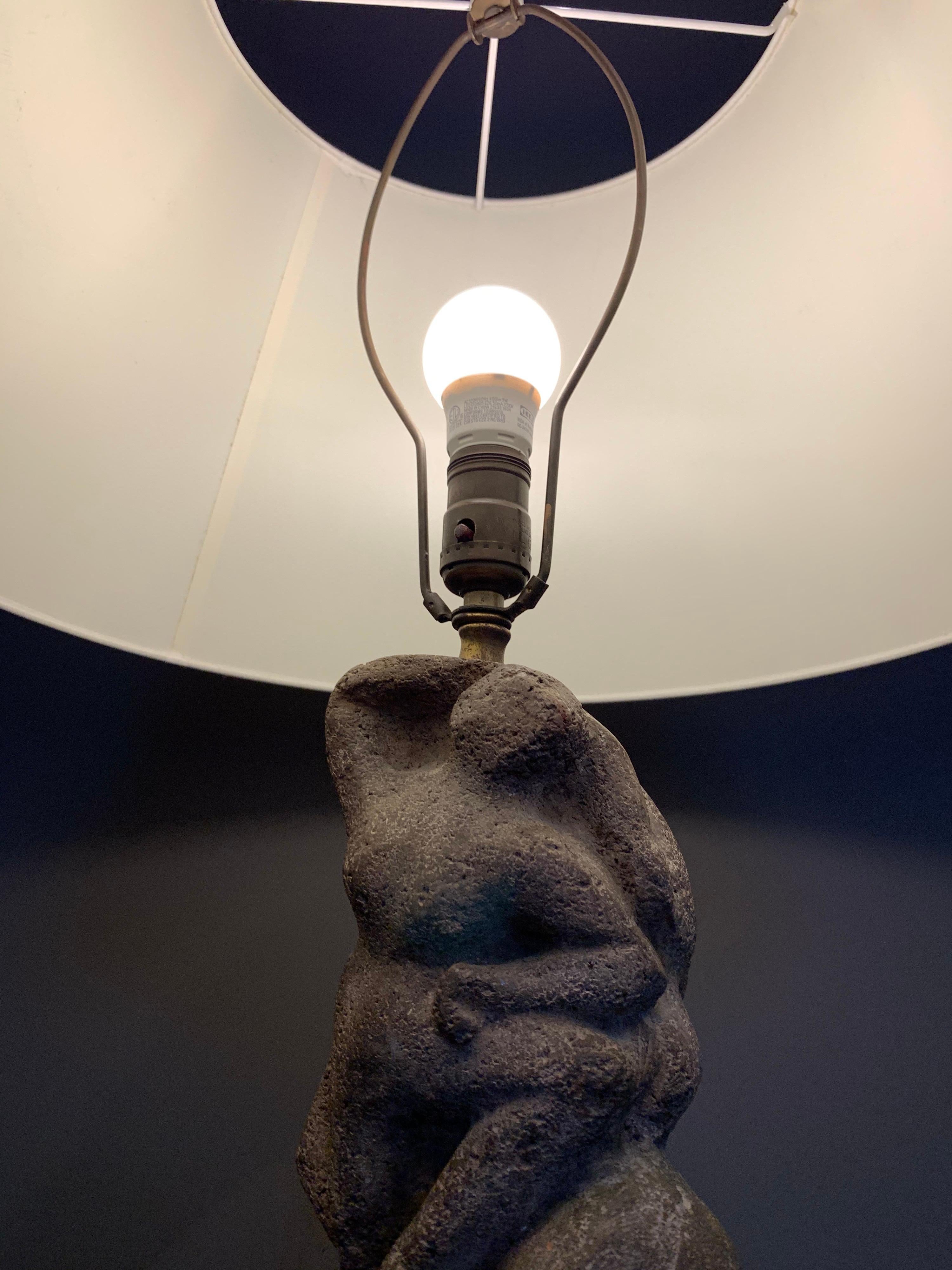 Lampe de bureau en pierre sculptée d'après H. Moore en vente 5