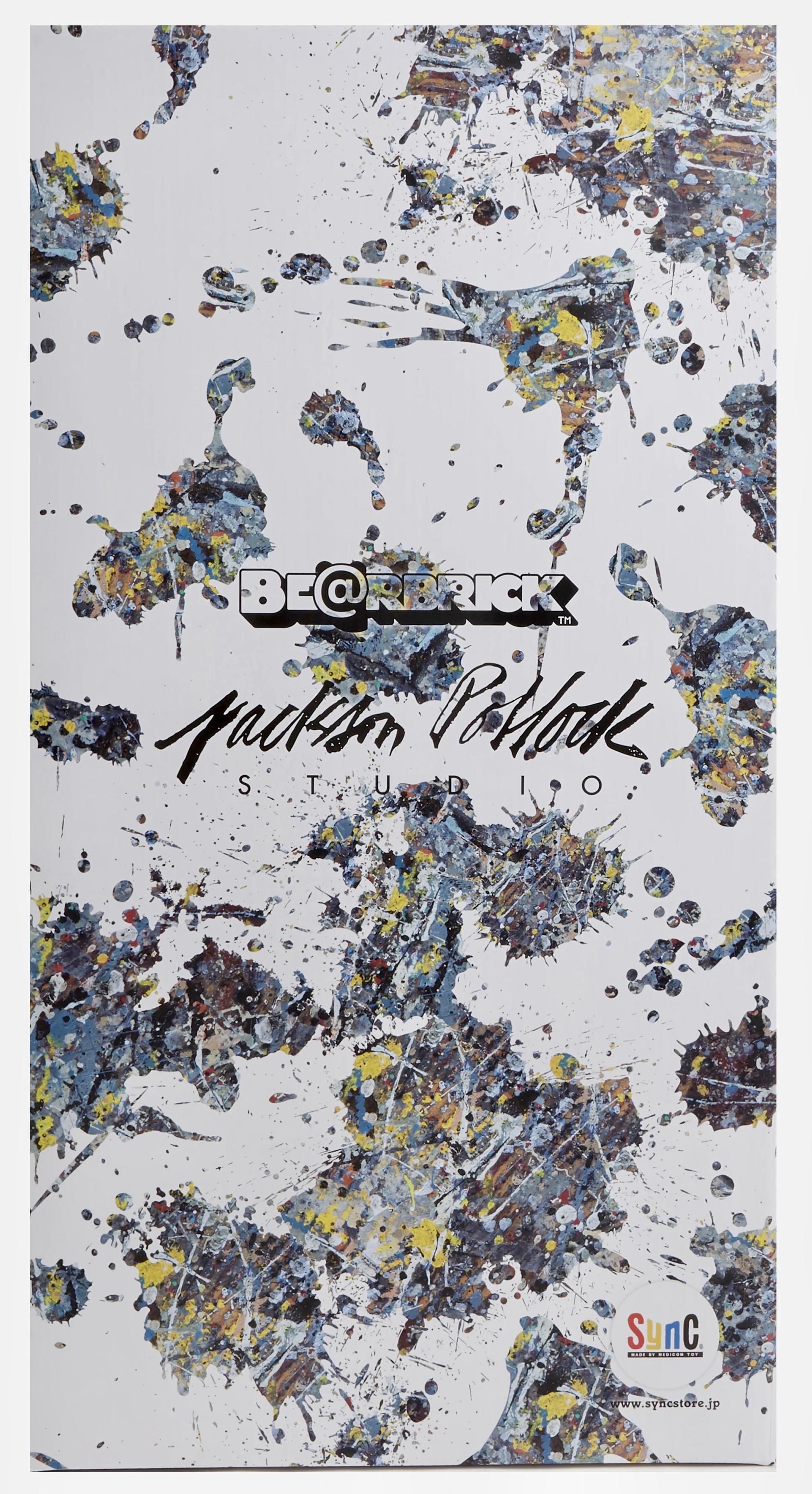 Jackson Pollock 400% & 100% Bearbrick Vinyl Figur (2er Set): 
Eine seltene, hochgradig sammelwürdige Jackson-Pollock-Statue aus Bearbrick, die von Kopf bis Fuß mit Pollocks Signatur bespritzt ist. Sie enthält eine Nachbildung der Signatur des