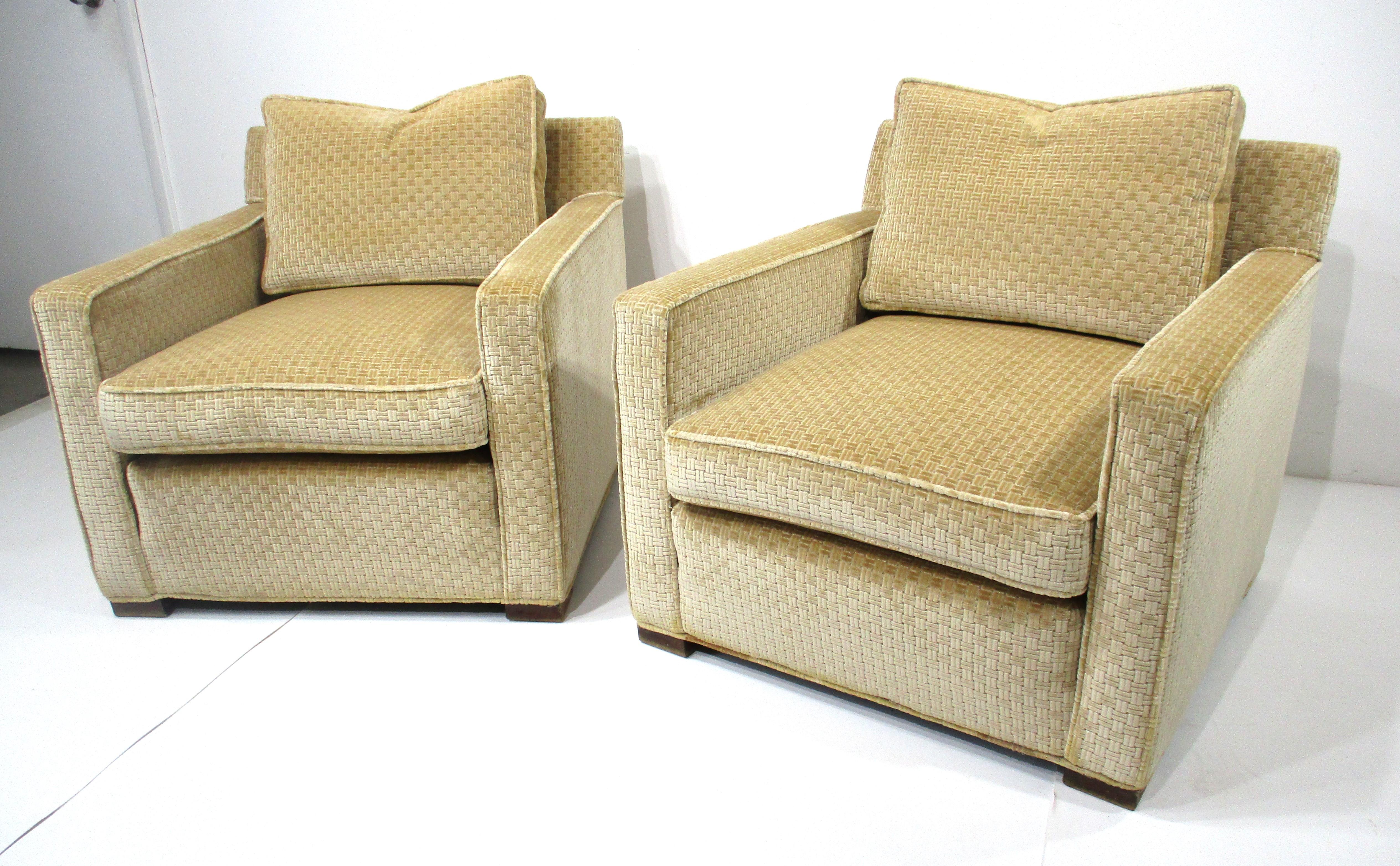 Américain D'après Jean Micheal Frank Fauteuils Club Style Upholstering du milieu du siècle  en vente