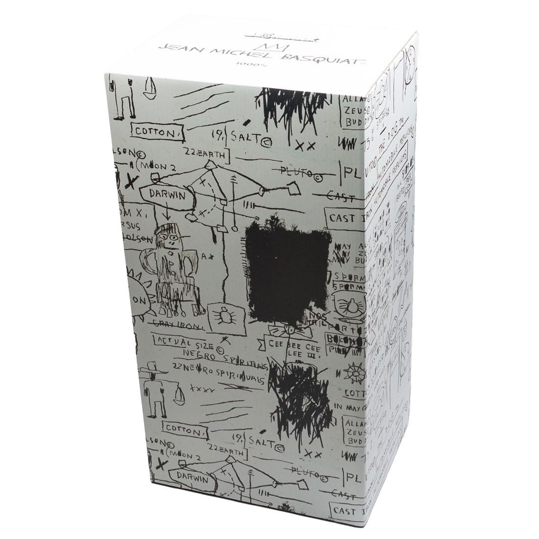BE@RBRICK x Estate of Jean-Michel Basquiat 1000% Companion Vinyl Figure: 
Un giocattolo da collezione di buone dimensioni (27 pollici), con marchio e licenza dell'Estate di Jean-Michel Basquiat. L'oggetto da collezione rivela l'opera d'arte degli