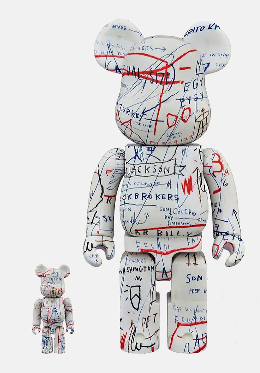 Basquiat Bearbrick 400 % jouets d'art : ensemble de 2 œuvres (Basquiat BE@RBRICK) - Pop Art Sculpture par after Jean-Michel Basquiat