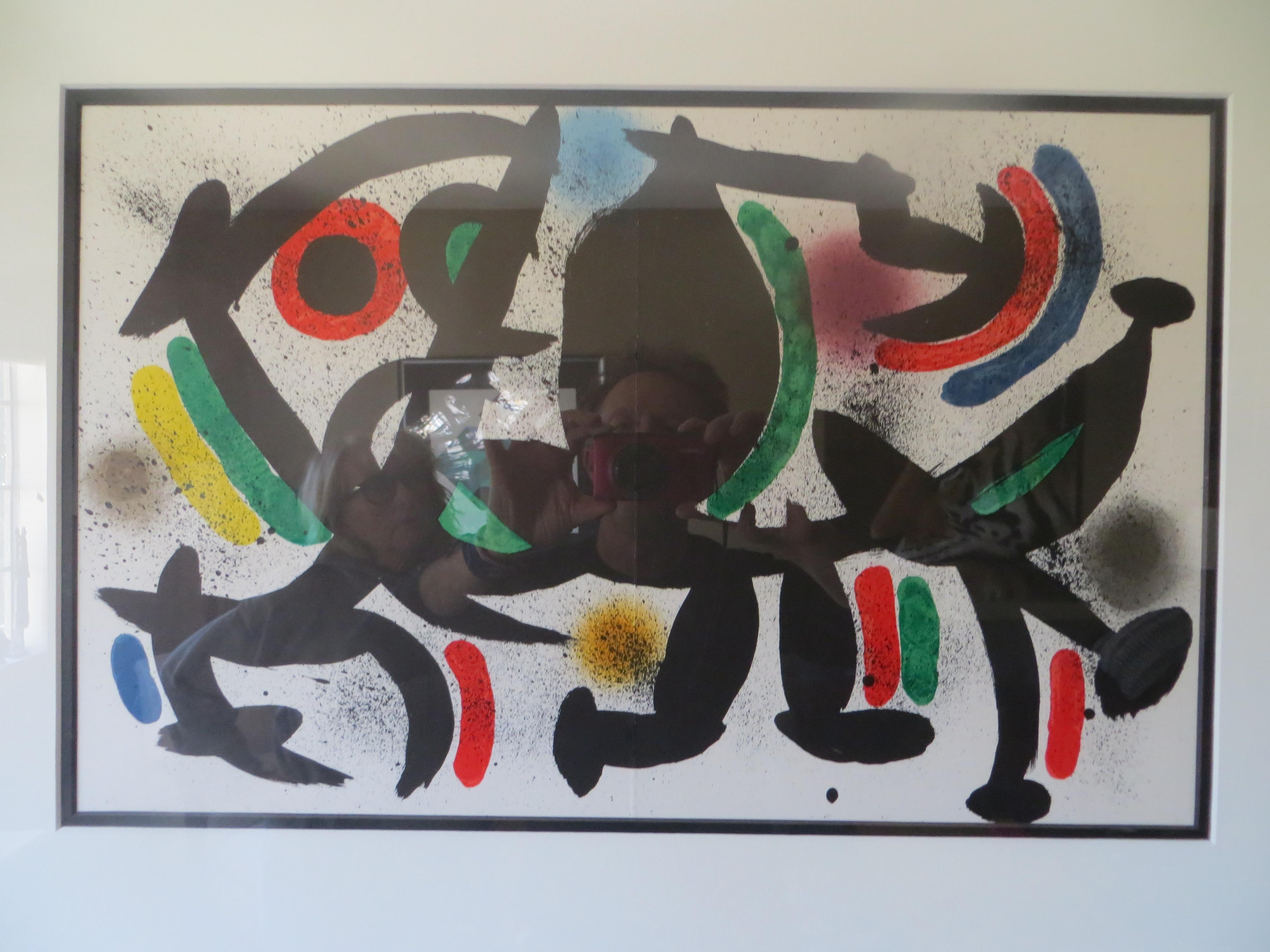 Dessiné par Joan Miro (espagnol, 1893 - 1983)
Sans titre, non signé et non numéroté 
Lithographie offset sur papier, imprimée et éditée par Mourlot, Paris, 1972 
Joan Miro est un peintre, sculpteur et céramiste catalan né à Barcelone. Un musée