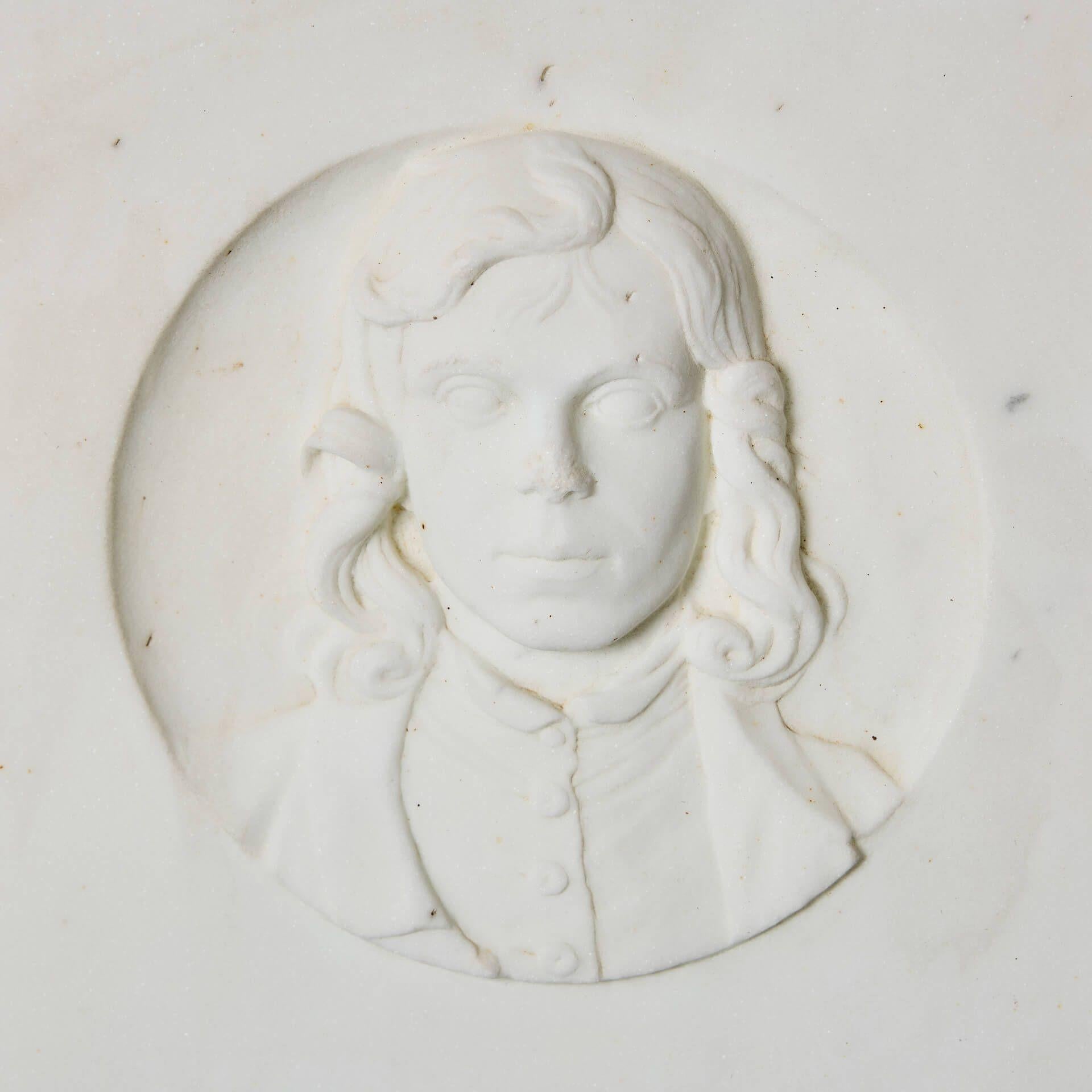 Un'antica targa ritratto in marmo non firmata che raffigura il famoso scultore e designer neoclassico britannico della fine del XVIII e dell'inizio del XIX secolo, John Flaxman. Dopo un autoritratto in terracotta che Flaxman creò nel 1778 mentre