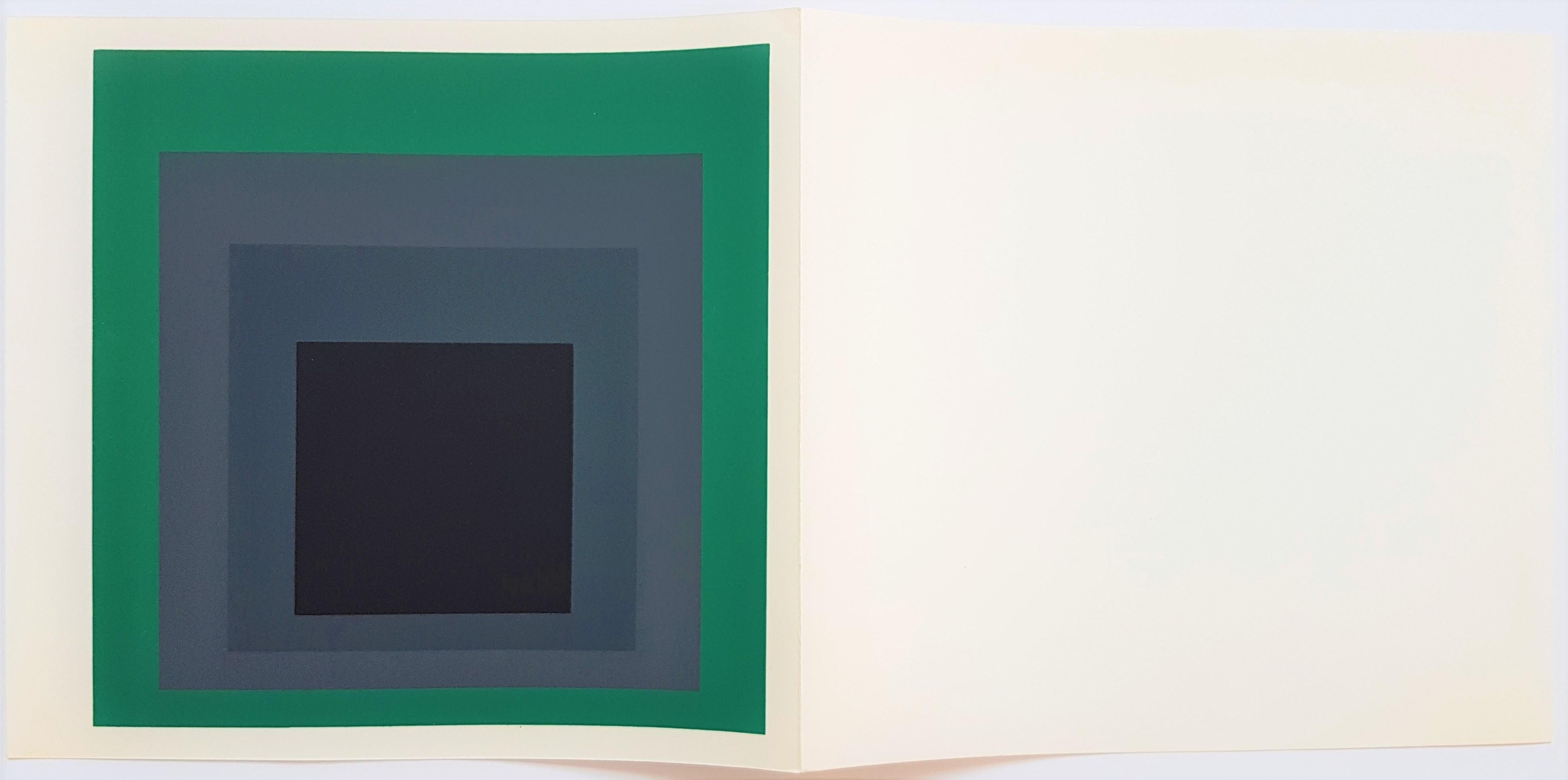 Omaggio alla piazza: Grisaglia e Patina
Serigrafia a colori brillanti su carta a trama forte piegata due volte, 1977 (dopo l'originale del 1962 - Olio su Masonite)
Immagine 8 x 8 pollici
Foglio: 8,875 x 8,875 pollici
Senza segno
La pubblicazione e