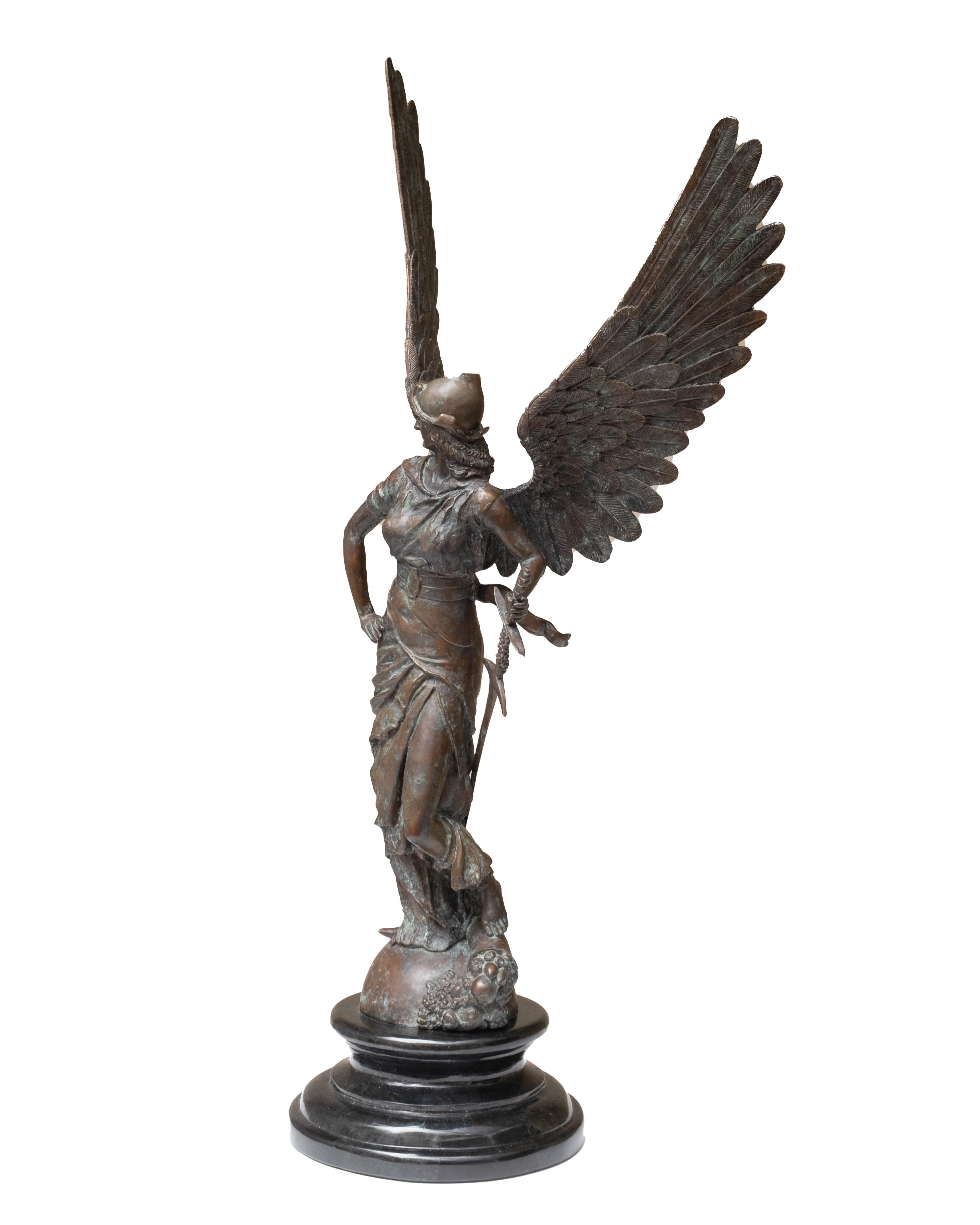 Scultura in bronzo di Maitland Smith raffigurante la dea della pace, Aurora, dopo Jules Felix Coutan. La figura alata è ornata da un elmo e impugna una spada, montata su una base di marmo.

Misure: 37 x 15 pollici (94 x 38,1 cm)