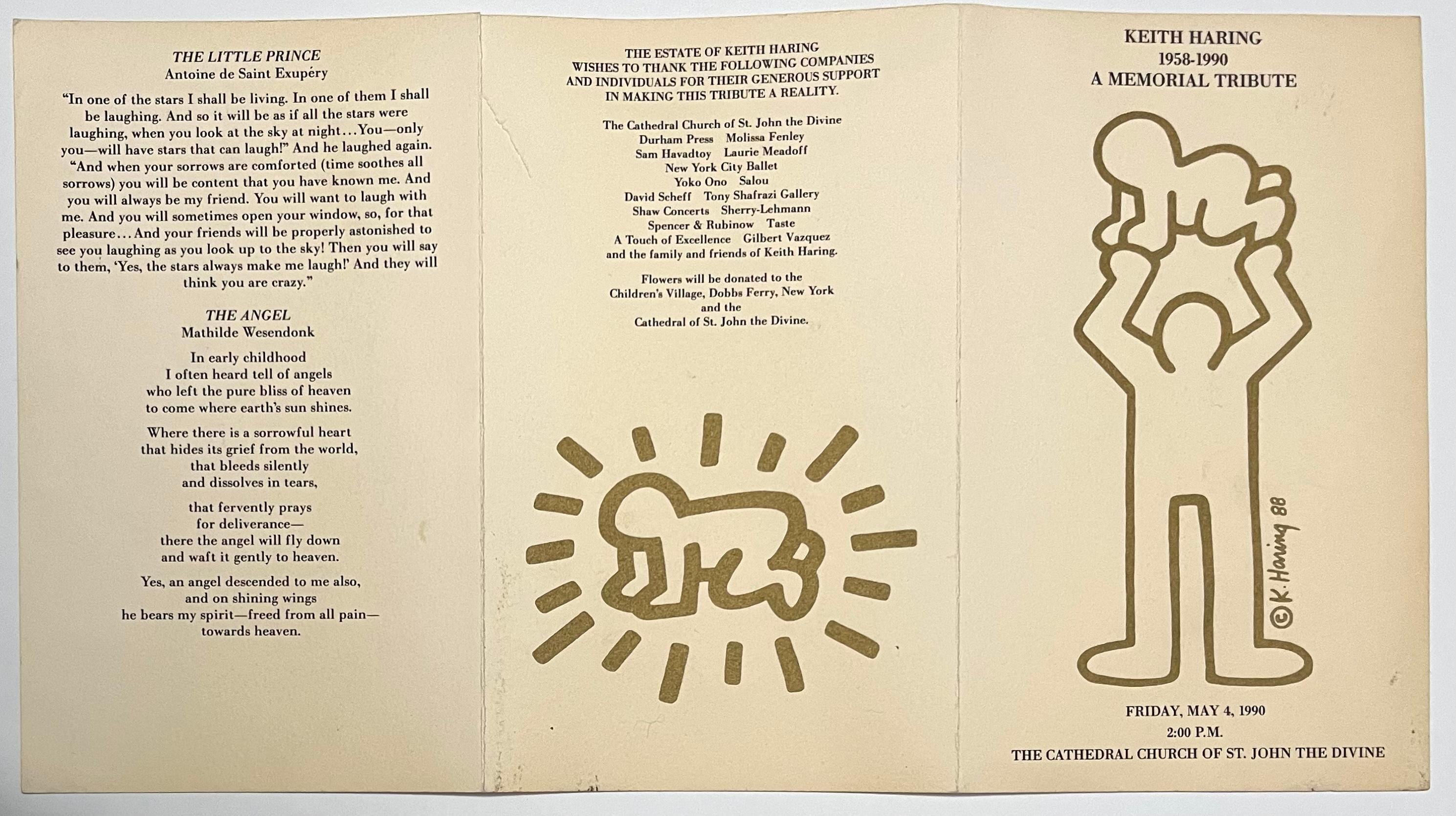 Keith Haring : un hommage à sa mémoire 1990 :
Rare programme d'invitation pliant, sérigraphié, historique, comportant une œuvre d'art recto-verso dorée - publié à l'occasion du service commémoratif de Keith Haring ; tenu le 4 mai 1990 (le jour de