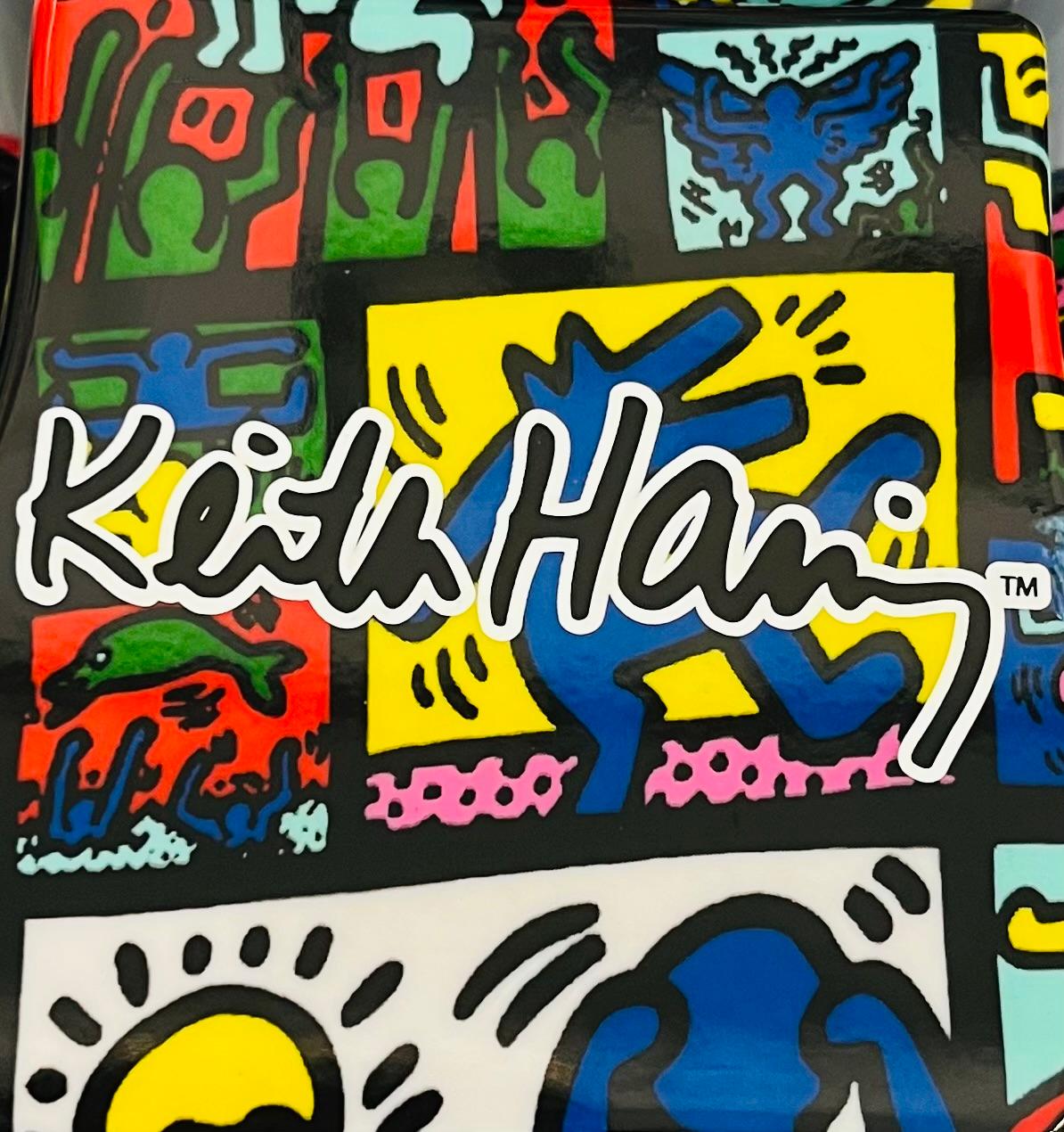 Keith Haring Bearbrick Vinyl Figures : Lot de deux (400% & 100%) :
Une pièce de collection unique et intemporelle sous la marque et la licence de la succession de Keith Haring. La pièce de collection en partenariat révèle l'œuvre de l'artiste