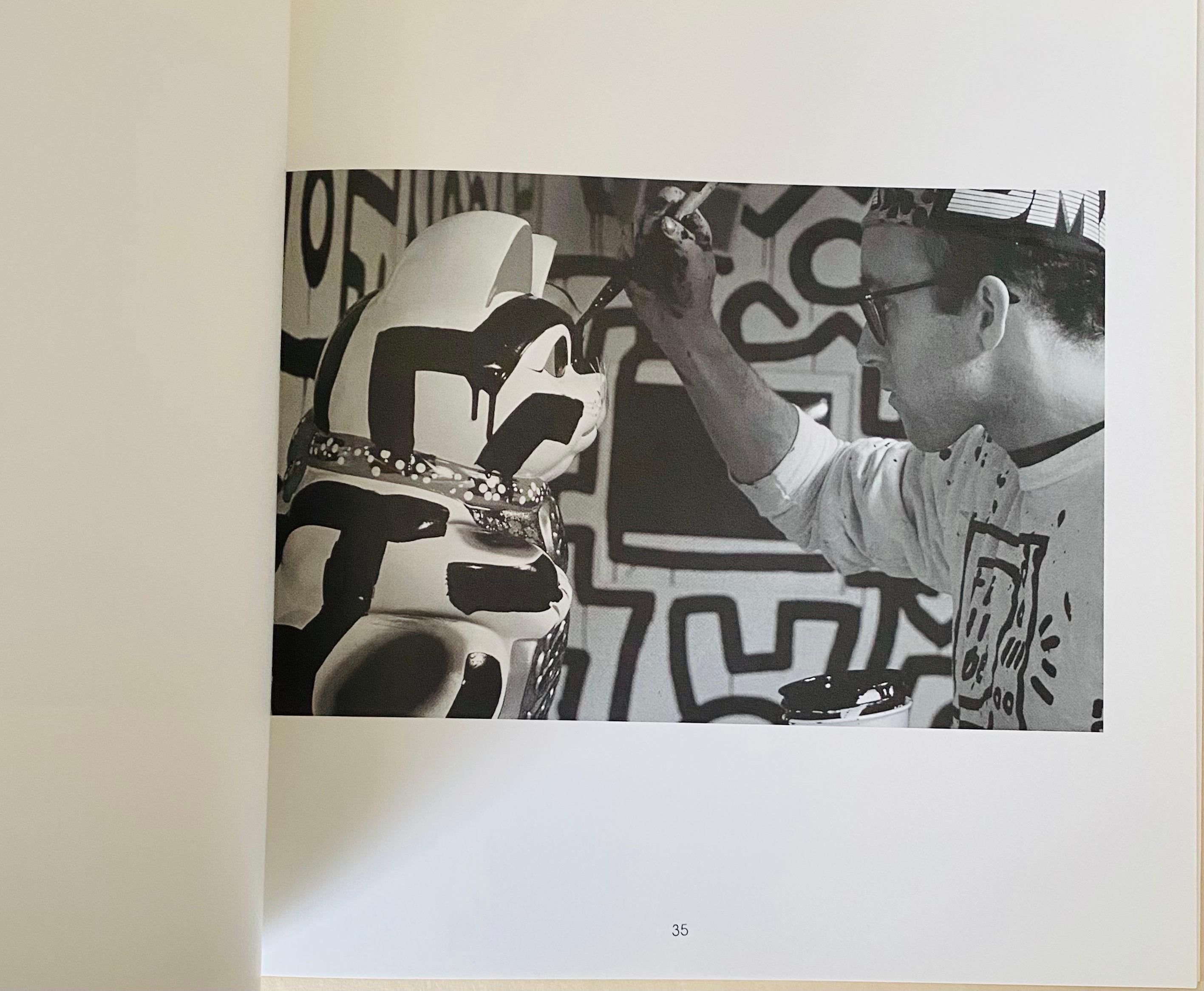 Keith Haring Pop Shop Tokyo Buch 1992:
Seltene Vintage-Monografie von Keith Haring, die die Geschichte von Keith Harings Tokyo Pop Shop gut dokumentiert; mit vielen Fotos von Harings langjährigem Freund und Mitarbeiter Tseng Kwong Chi.
