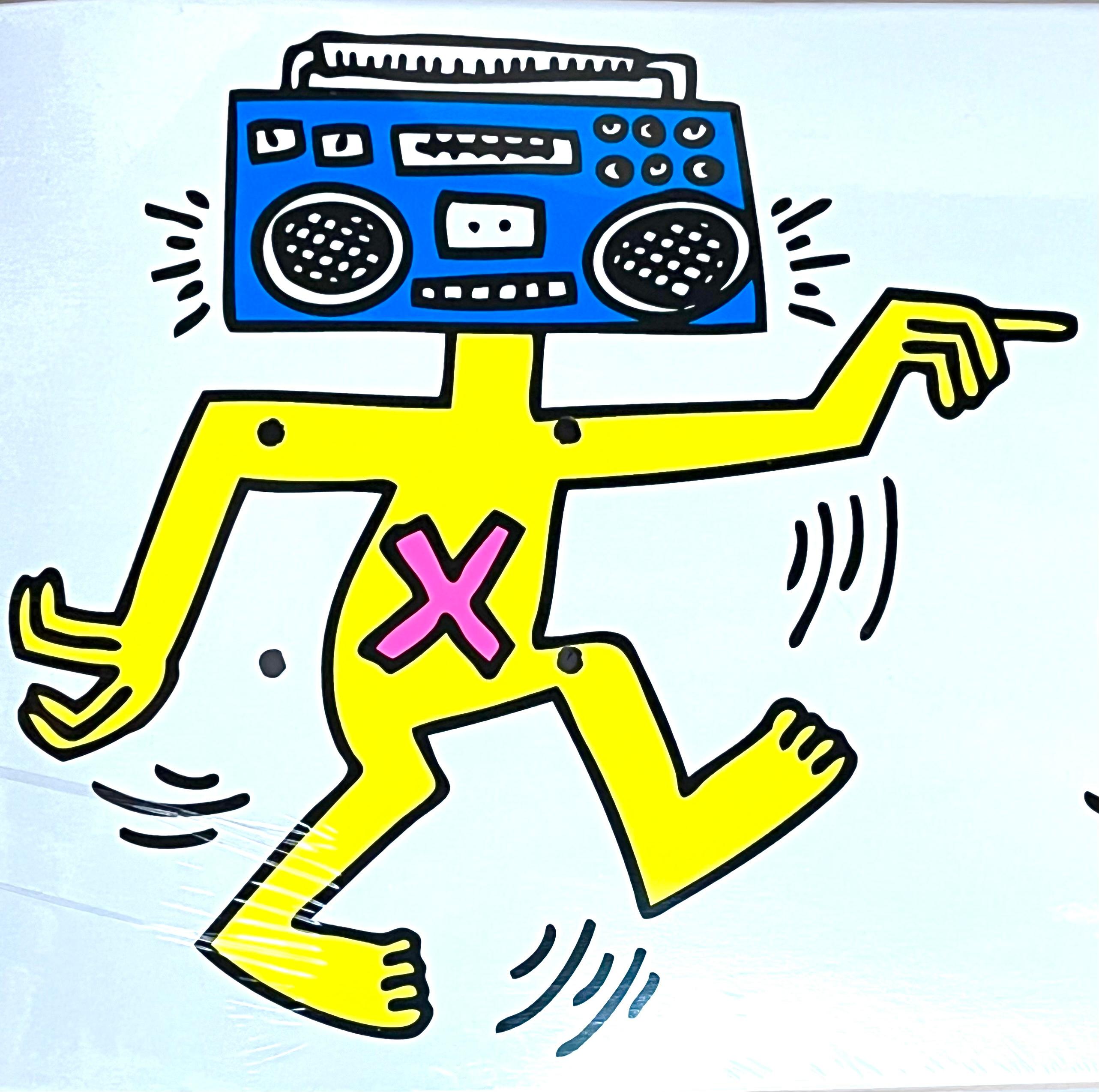 Rare planche de skateboard Keith Haring, épuisée, représentant l'emblématique Boom Box de l'artiste.

Ce skate deck Keith Haring très décoratif est né vers 2012 de la collaboration entre Alien Workshop et la Fondation Keith Haring. Le jeu est