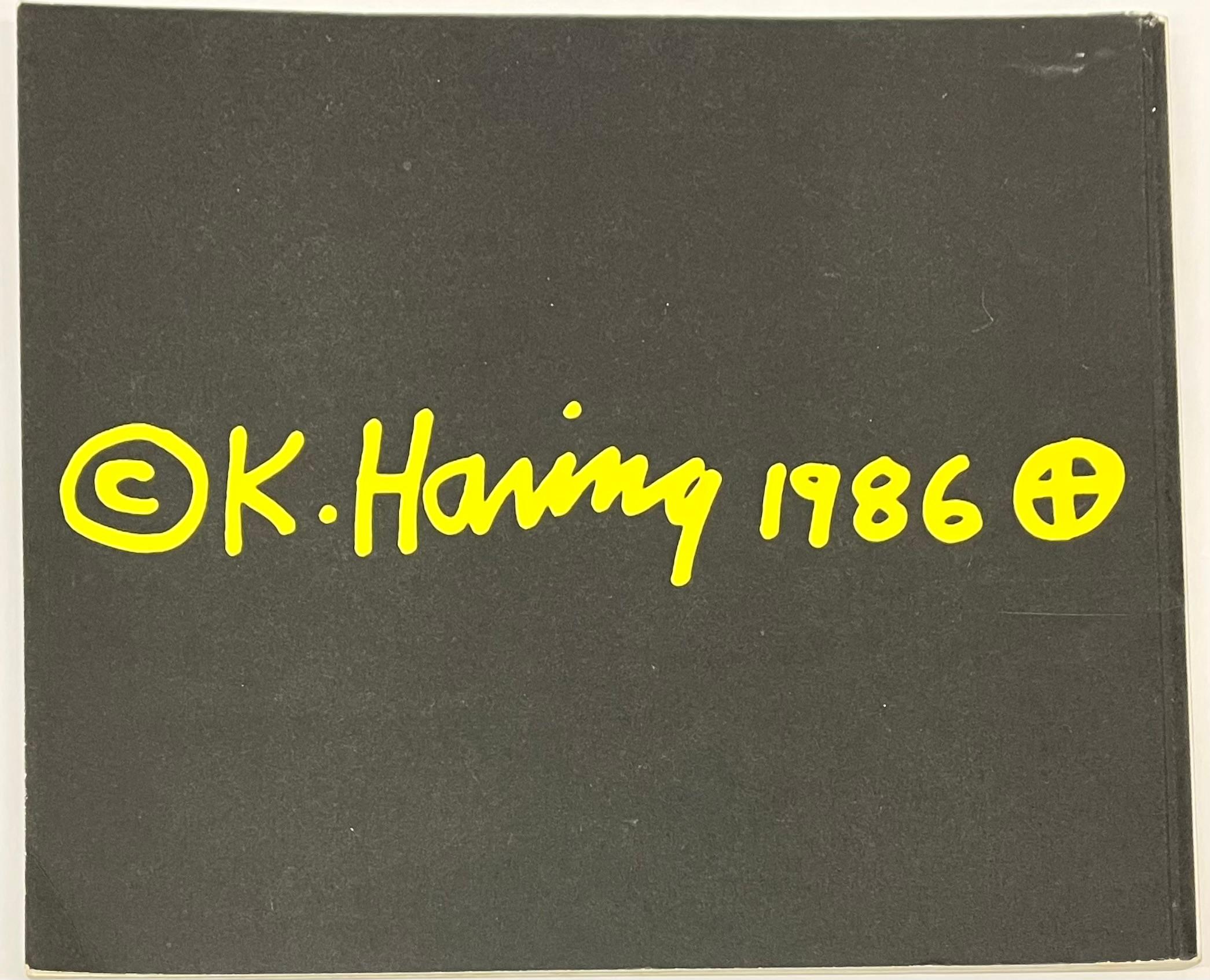 Keith Haring Stedelijk Museum 1986 (catalogue de l'exposition Keith Haring 1986) - Pop Art Photograph par (after) Keith Haring