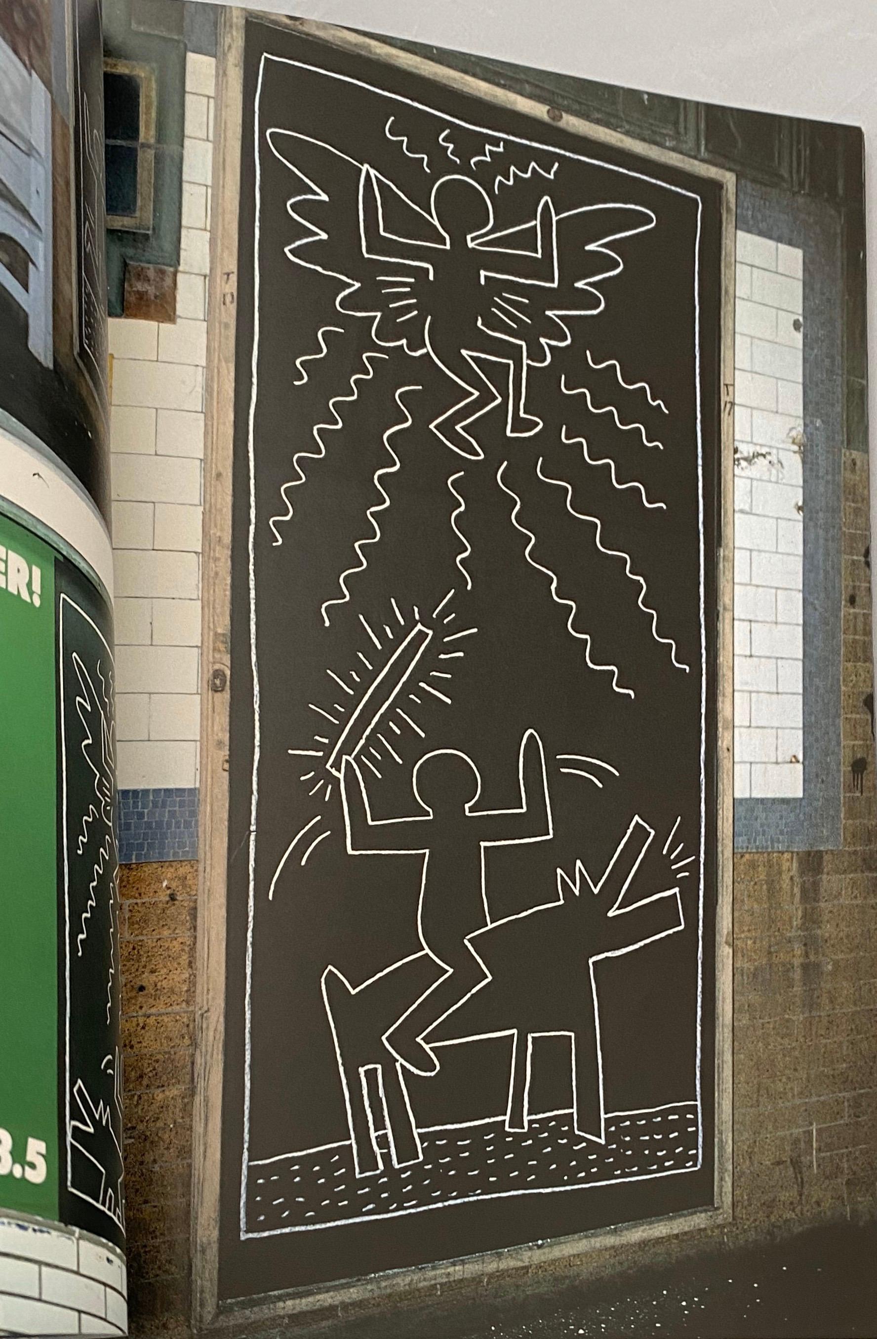 Keith Haring 1984 :
Keith Haring, Art in Transit : Dessins du métro avec des photos de Tseng Kwong Chi :

Cette monographie de 1984 de Keith Haring, très collectionnée et bien conservée, examine les dessins à la craie historiques et fondamentaux