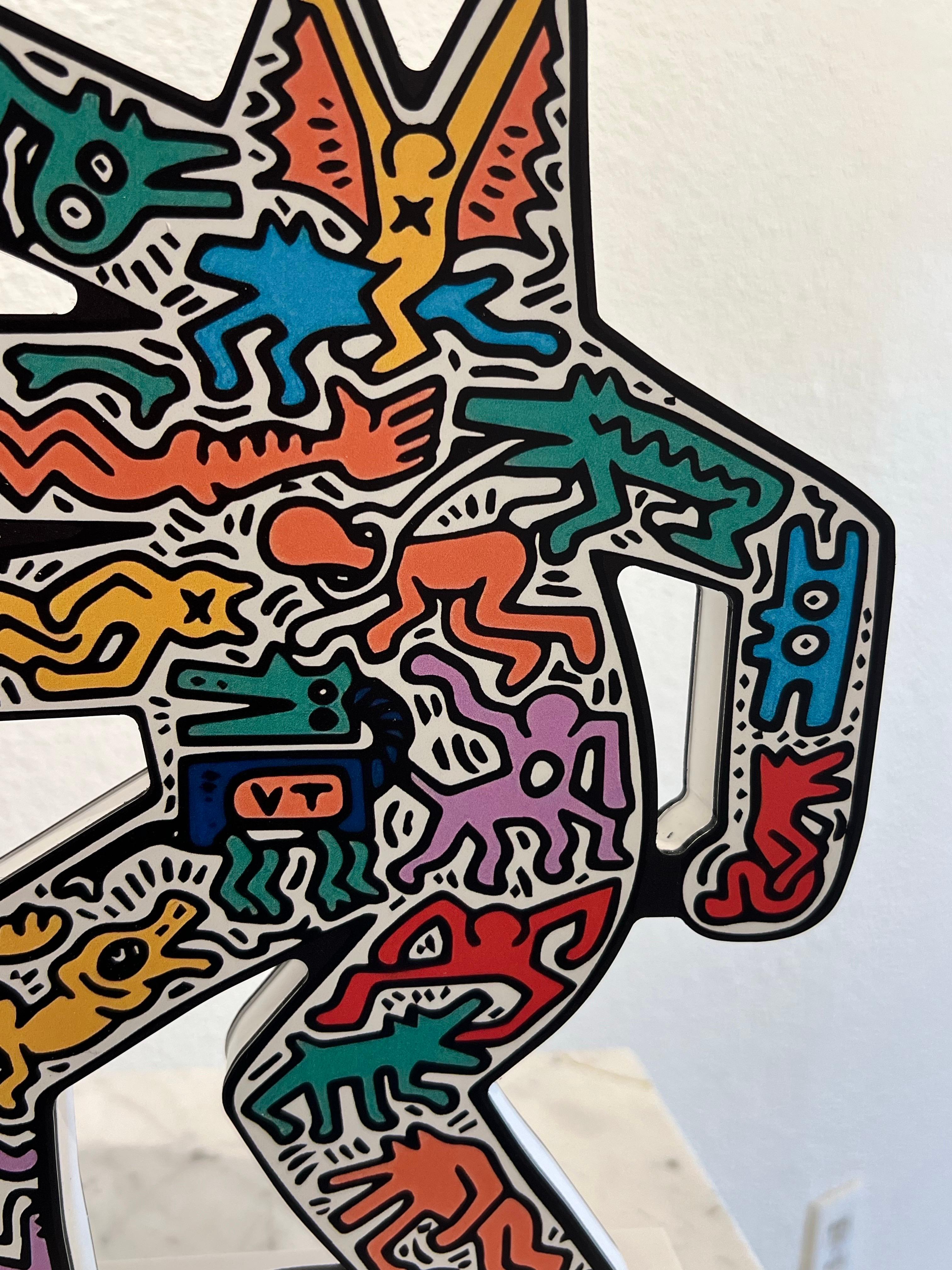 Bellender Hund, Keith Haring Bellender Hund. (Beige), Figurative Sculpture, von (after) Keith Haring