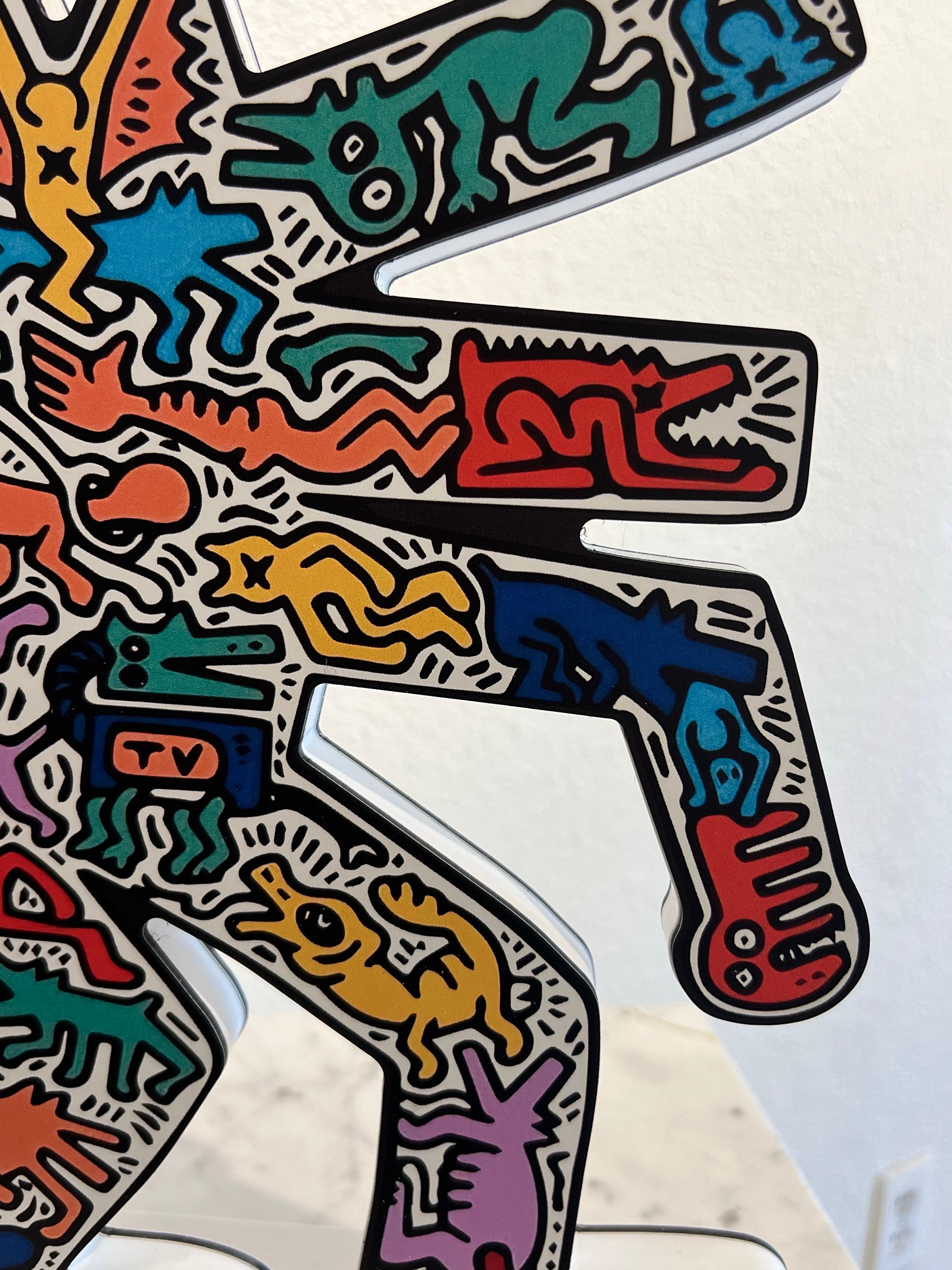 Keith Haring (1958-1990), Nach 
Kläffender Hund.
Skulptur aus Harz und Plexiglas.
Signiert auf einer Plakette und nummeriert unter dem Sockel. Limitierte Auflage von 50 Stück. Editions Studio.
32 x 22 x 3 cm.
Begleitet von einem Zertifikat von