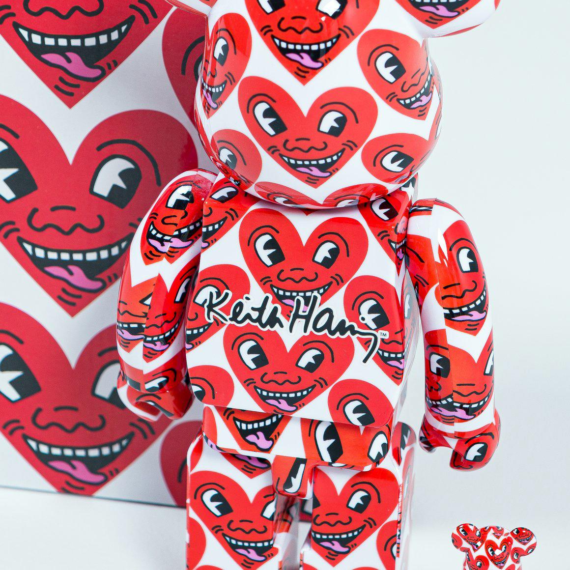 Bearbrick - KEITH HARING (V6) 400% & 100%
Date of creation: 2020
Medium: Vinyl figure
Edition: Open
Size: 28 x 10 x 10 cm
Condition: In mint conditions, inside its original package
Observations:
Vinyl figure published in 2020 by Medicom Toys. Sent