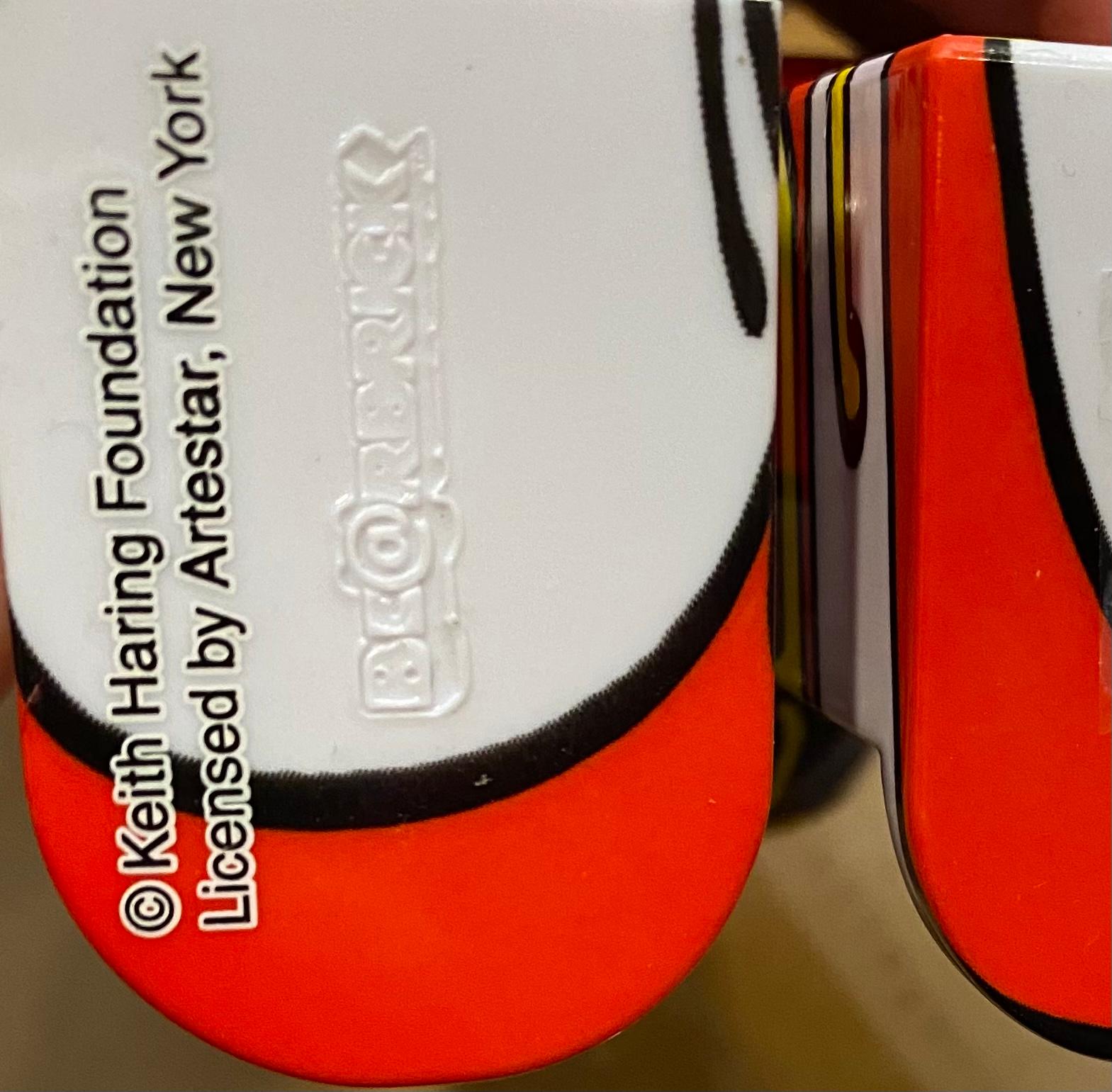 Figura in vinile di Keith Haring 1000% Bearbrick / Keith Haring American Flag Bearbrick:

Un oggetto da collezione unico e senza tempo, con marchio e licenza dell'Estate di Keith Haring. Questo oggetto da collezione, di buone dimensioni (27 pollici