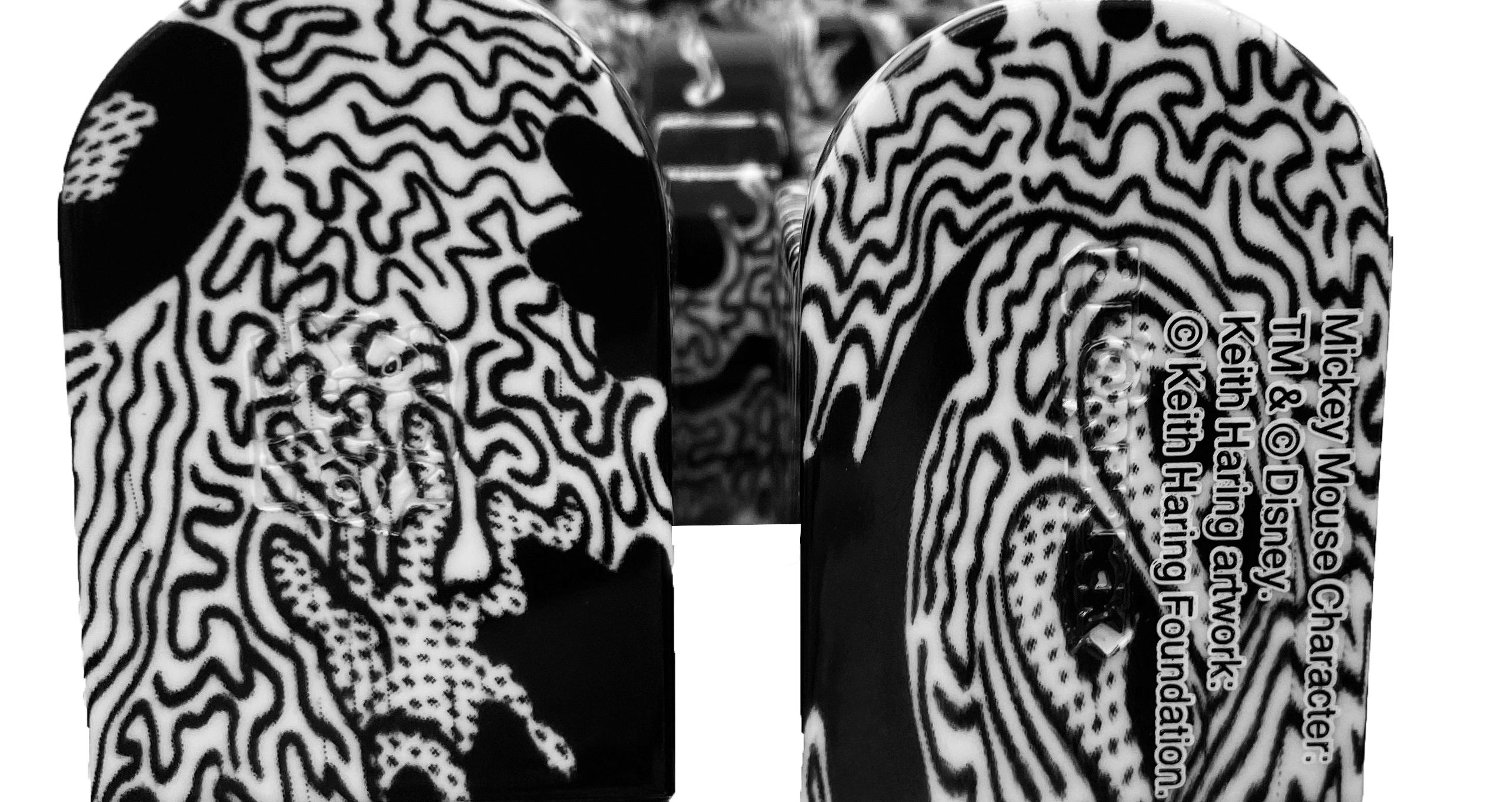 Keith Haring Mickey Mouse Bearbrick : Ensemble de deux (400% & 100%) :
Une pièce de collection unique et intemporelle sous la marque et la licence de la succession de Keith Haring. La pièce de collection en partenariat révèle l'œuvre de Keith Haring