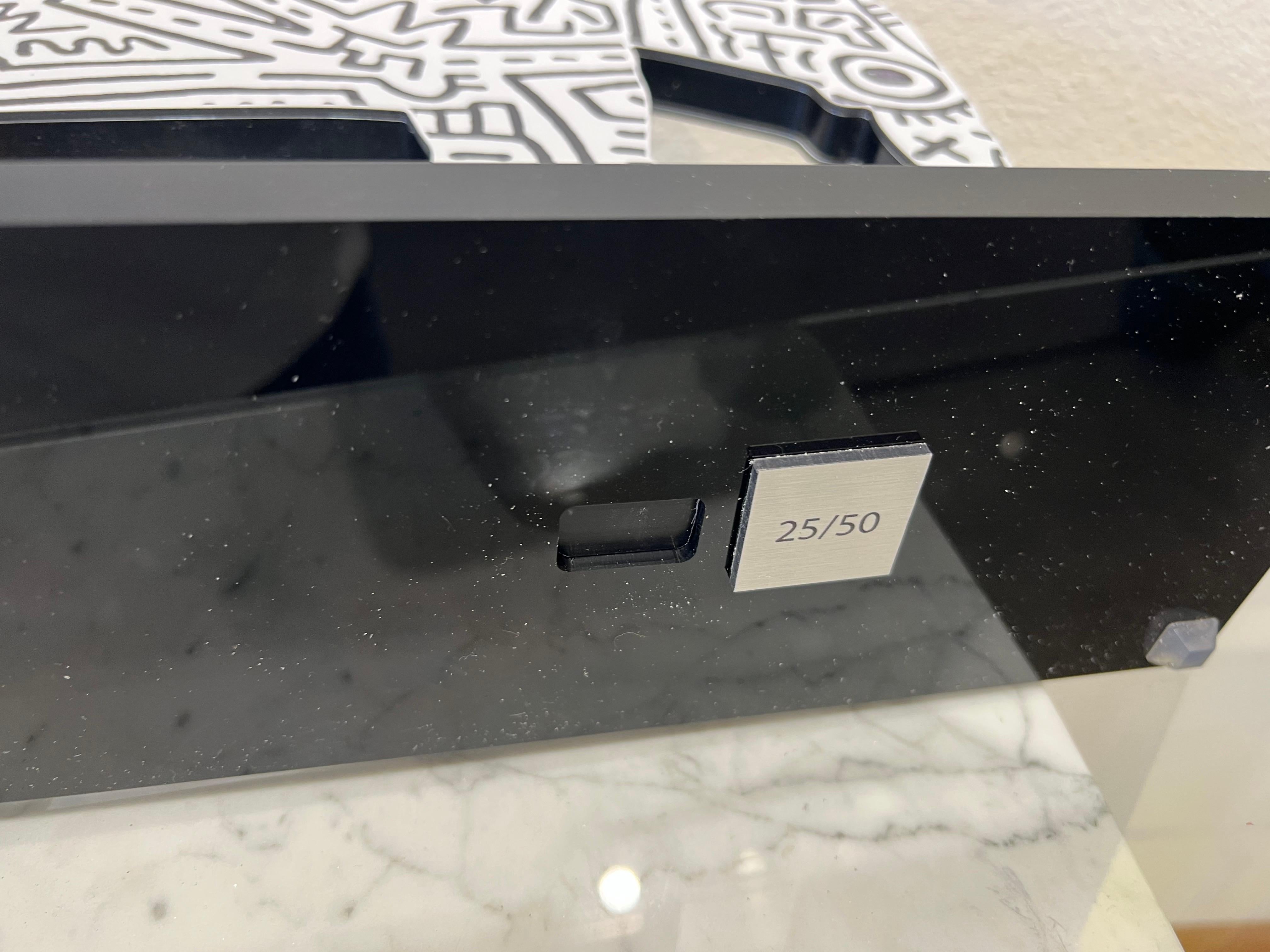 Keith Haring (1958-1990), After.
Elephant
Plexiglas and resin sculpture.
Studio edition, on a plexiglass base. Edition of 50, numbered on a label.
Dimensions: 33 x 39 x 3 cm.; 13