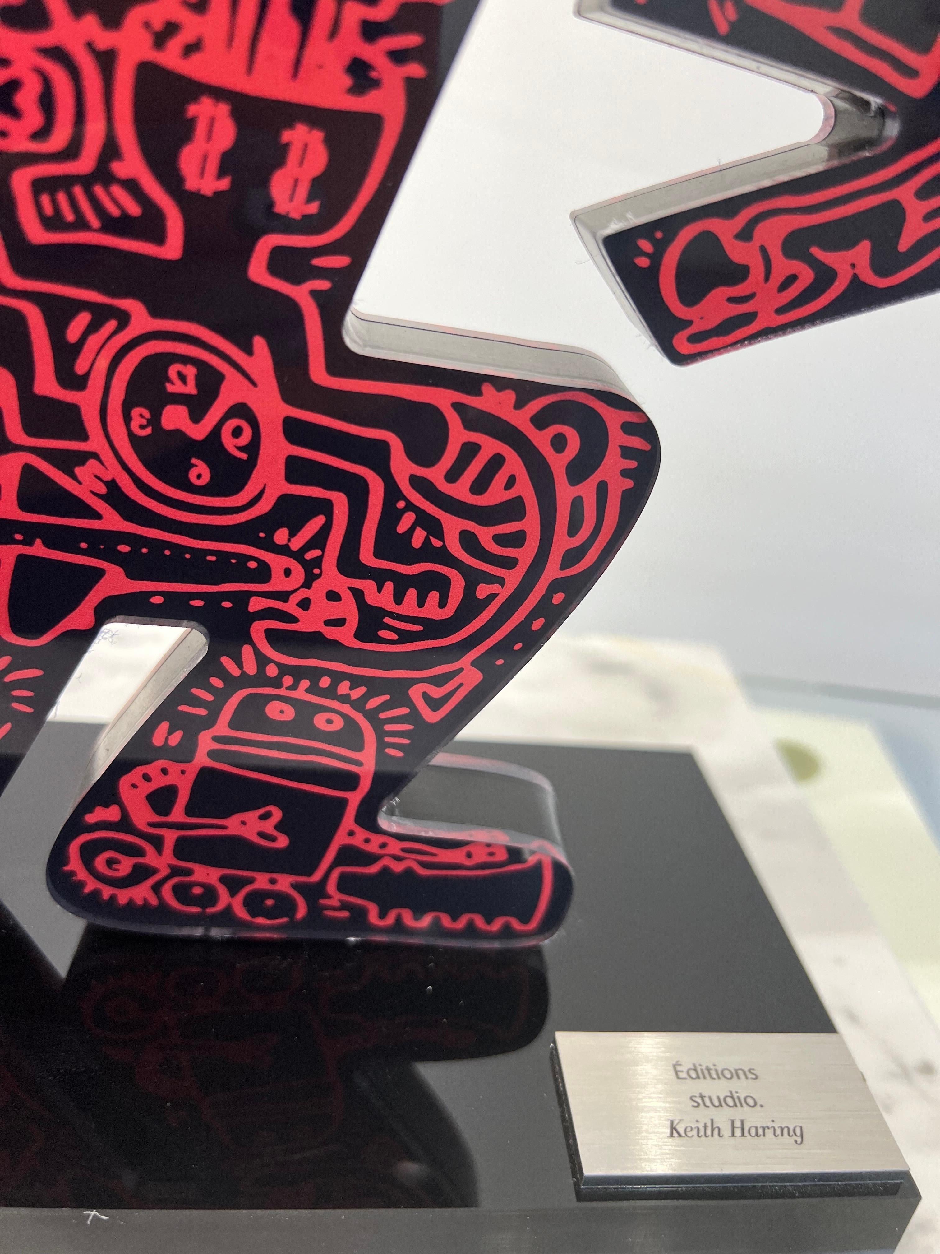 Keith Haring, Man with Snake, sculpture d'un homme avec un serpent, sculpture acrylique. 4