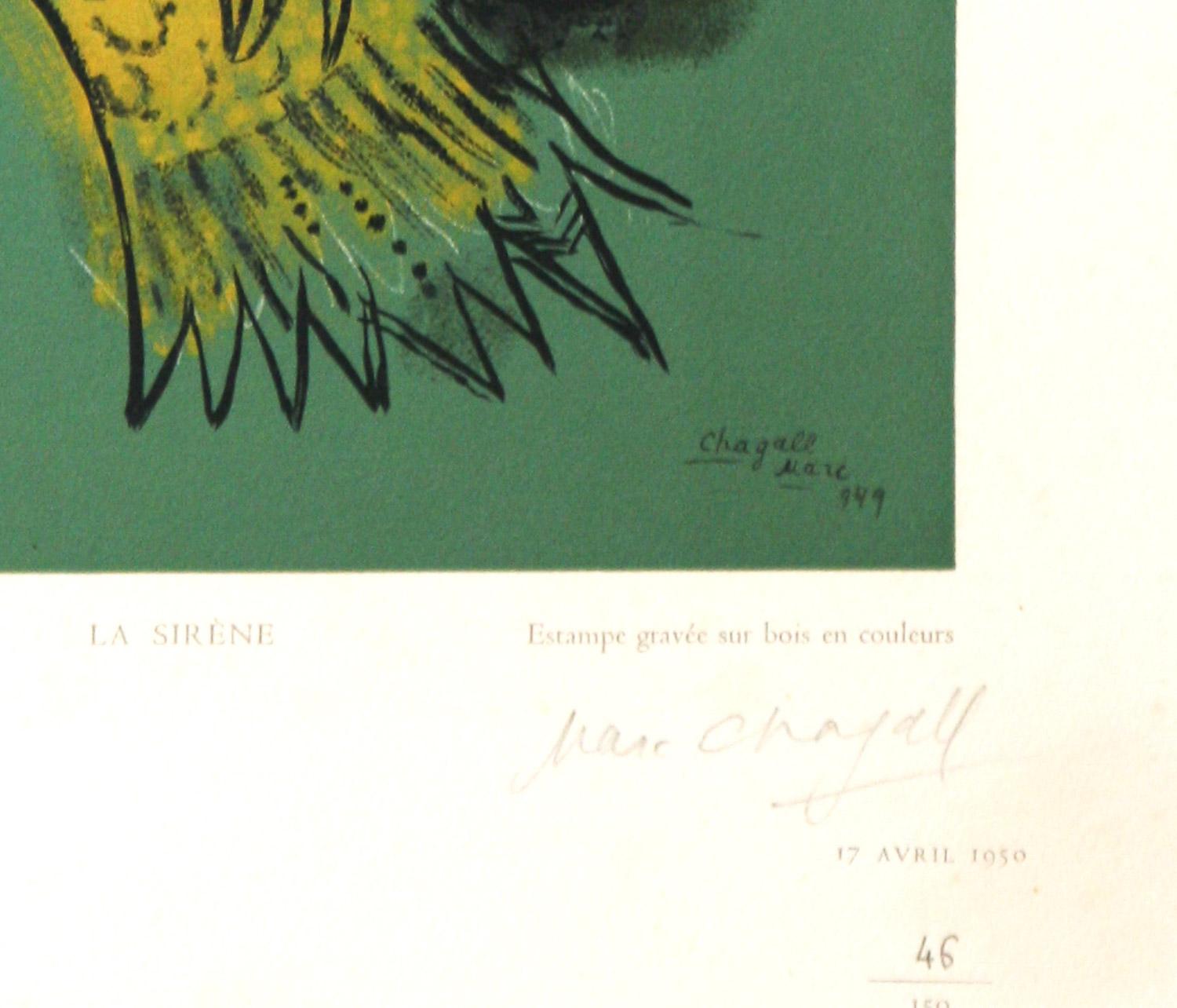    La Sirène nach Marc Chagall strotzt vor kräftigen Farben und zeigt eine Meerjungfrau in Gold mit langem schwarzem Haar, das von einer Krone gekrönt wird, und ihren Liebhaber in Blau mit einem Strauß roter Rosen zwischen ihnen auf grünem