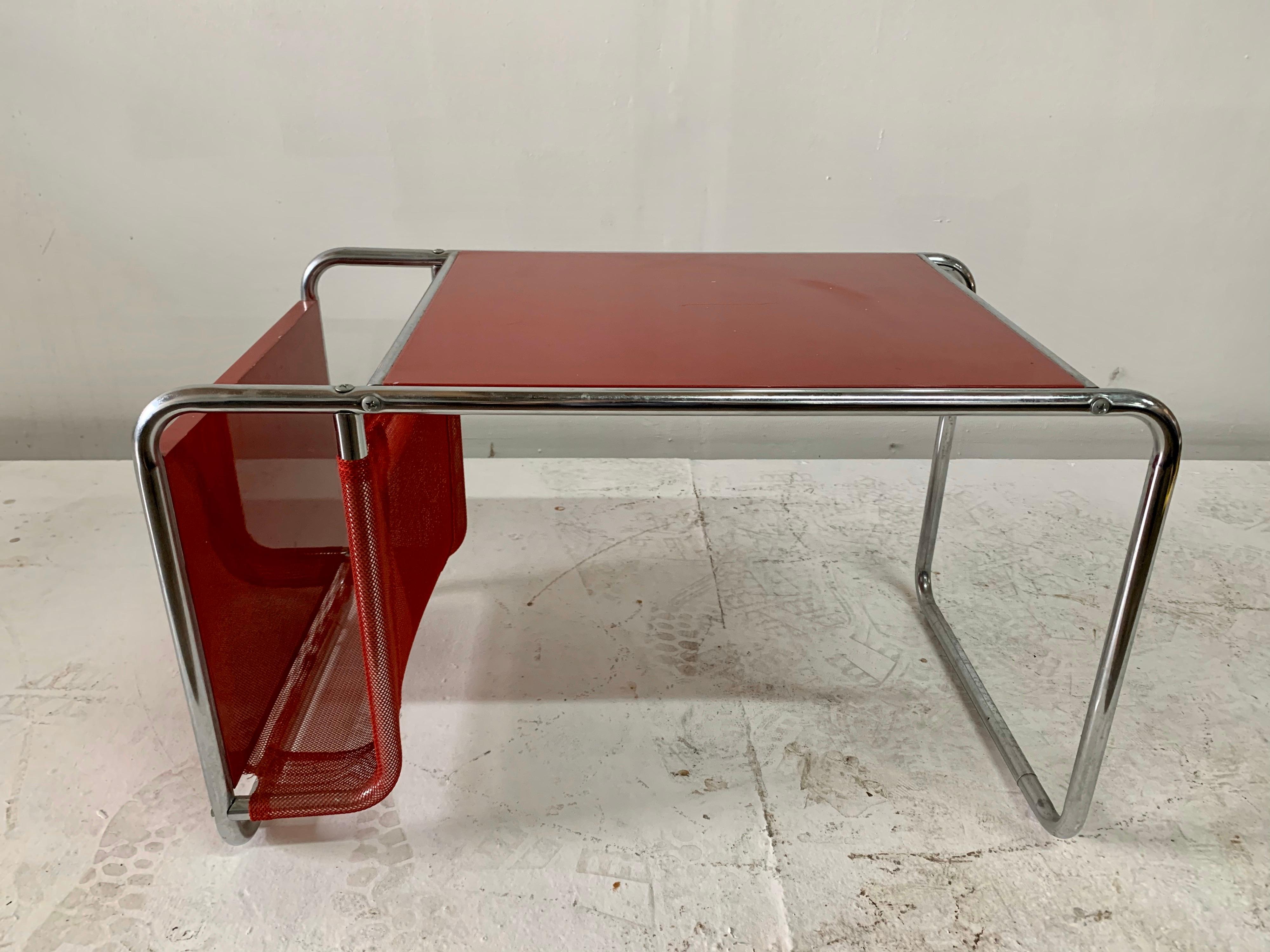 D'après Marcel Breuer:: une table d'appoint et un porte-revues de style Bauhaus en vente 4