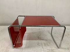 Nach Marcel Breuer:: ein Beistelltisch und Zeitschriftenhalter im Bauhausstil