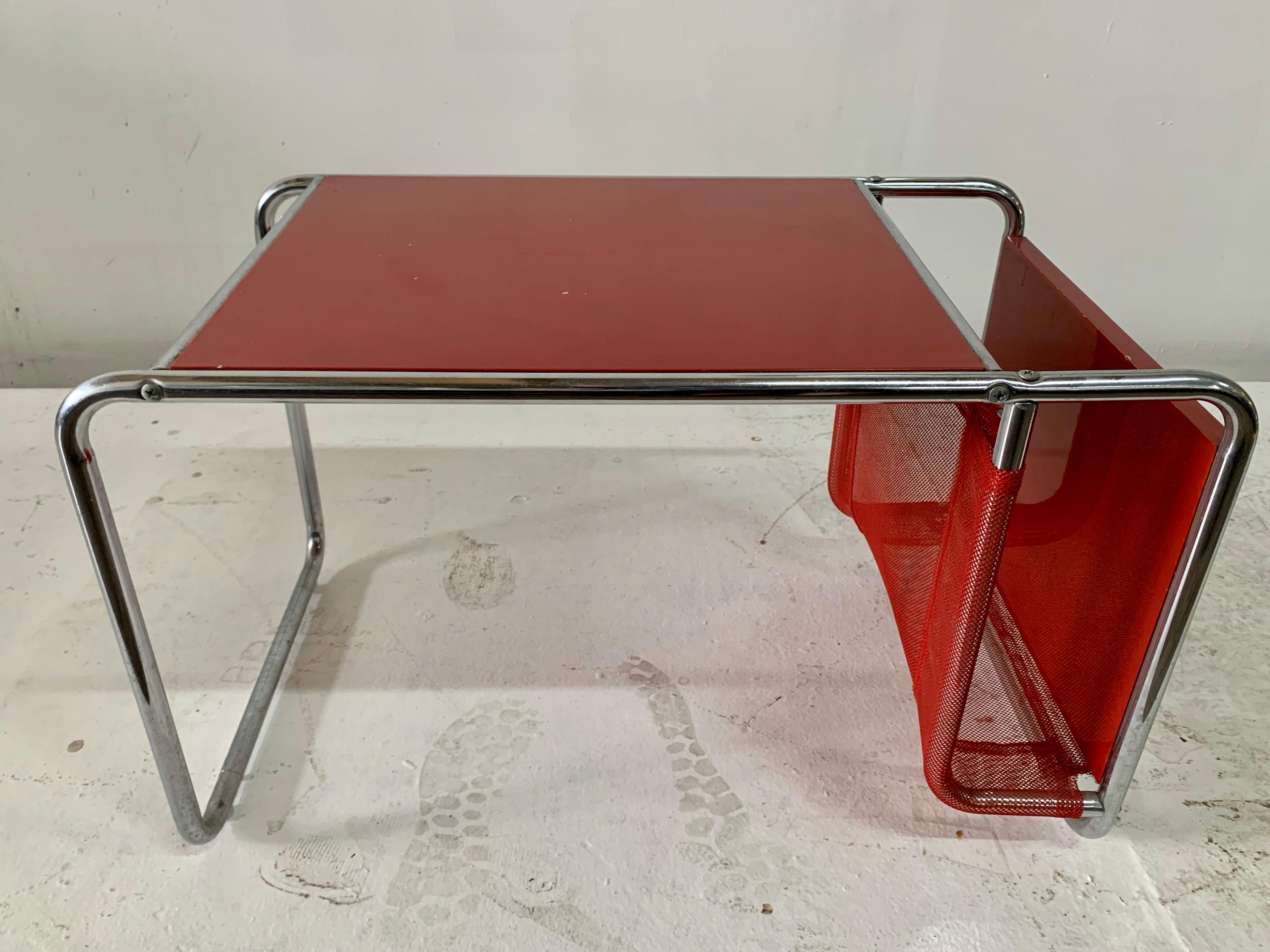 Milieu du XXe siècle D'après Marcel Breuer:: une table d'appoint et un porte-revues de style Bauhaus en vente