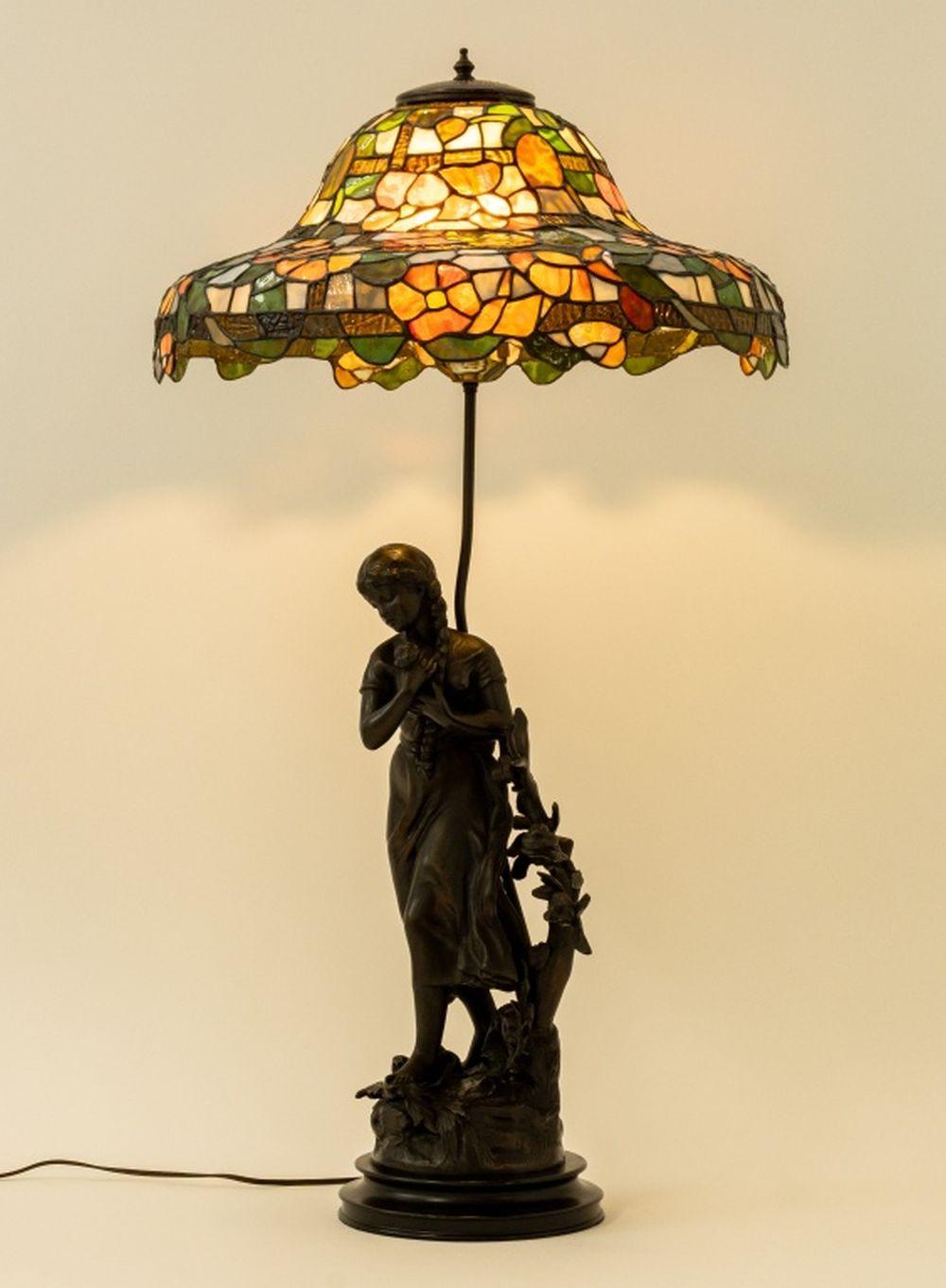 Métal D'après Mathurin Moreau Fille Sculpture Lampe montée en vente