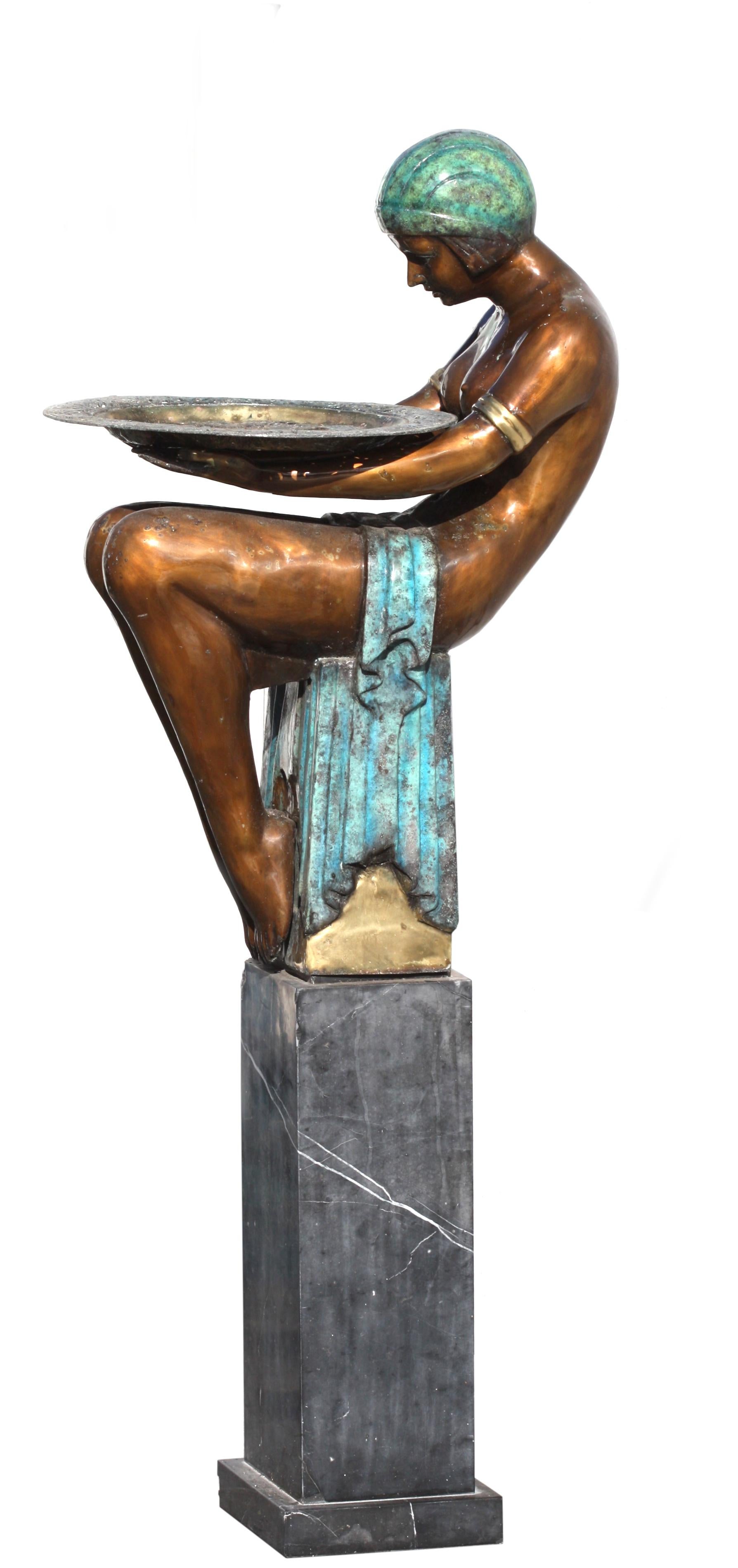 Figura in bronzo patinato in stile Art Déco di una donna seduta su una colonna, non marcata.
Altezza complessiva, 59 pollici. 