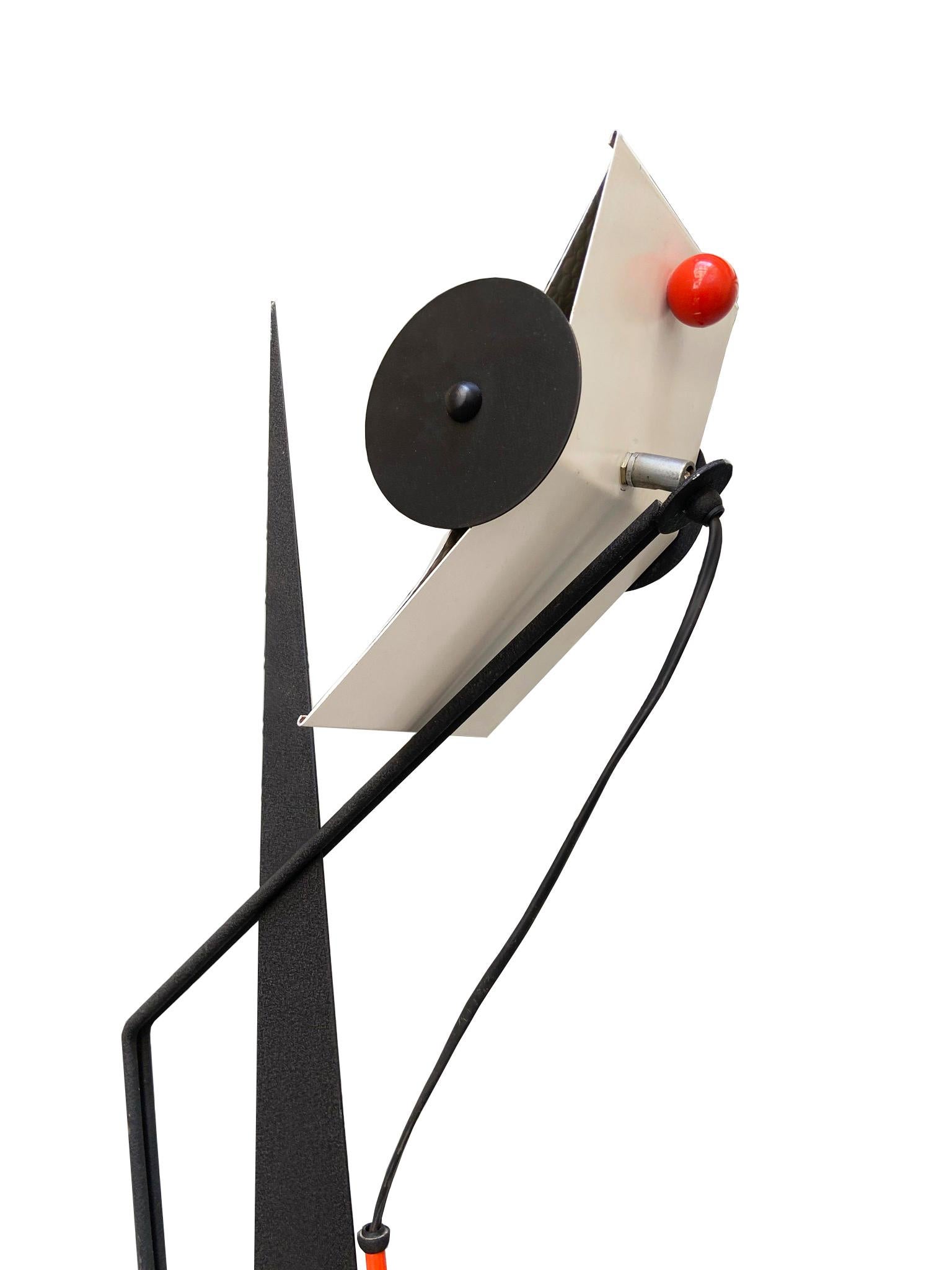 After Memphis Style Red and Black Metal Italian Floor Lamp, Italy, 1980 In Good Condition In Naples, IT
