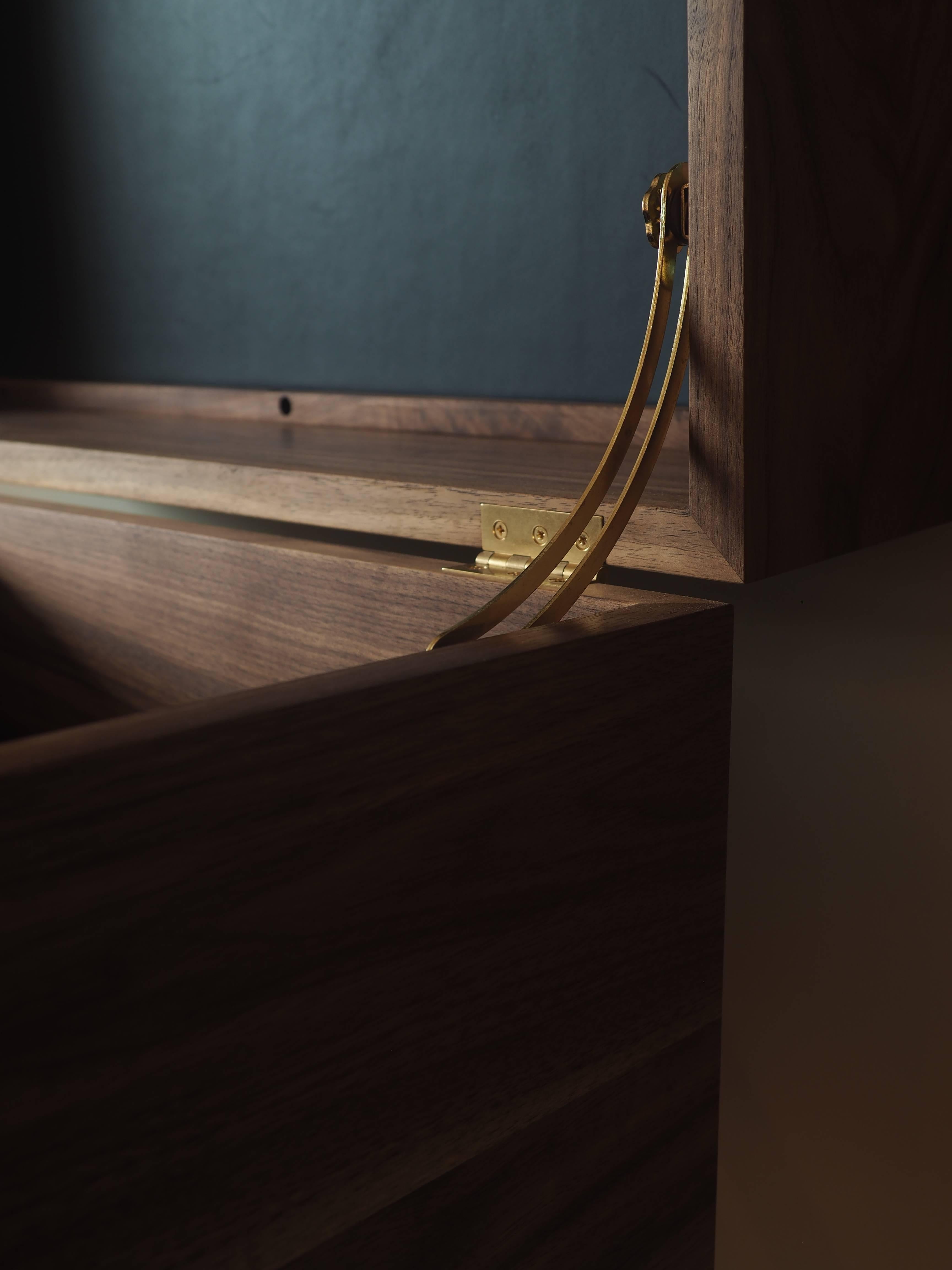 Ottone Carrello per liquori After Midnight di MSJ Furniture, cassa in noce con pelle e ottone in vendita